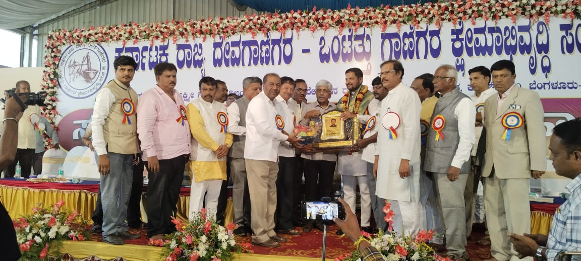 ಕರ್ನಾಟಕ ರಾಜ್ಯ ದೇವಗಾಣಿಗ-ಒಂಟೆತ್ತು ಗಾಣಿಗರ ಕ್ಷೇಮಭಿವೃದ್ಧಿ ಸಂಘ (ರಿ) ಬೆಂಗಳೂರು ವತಿಯಿಂದ 2 ನೇ ಸಮಾವೇಶ ಮತ್ತು ಪ್ರತಿಭಾ ಪುರಸ್ಕಾರ ಕಾರ್ಯಕ್ರಮದಲ್ಲಿ ಶಾಸಕ ಶರತ್ ಬಚ್ಚೇಗೌಡ ಅವರನ್ನು ಸನ್ಮಾನಿಸಲಾಯಿತು