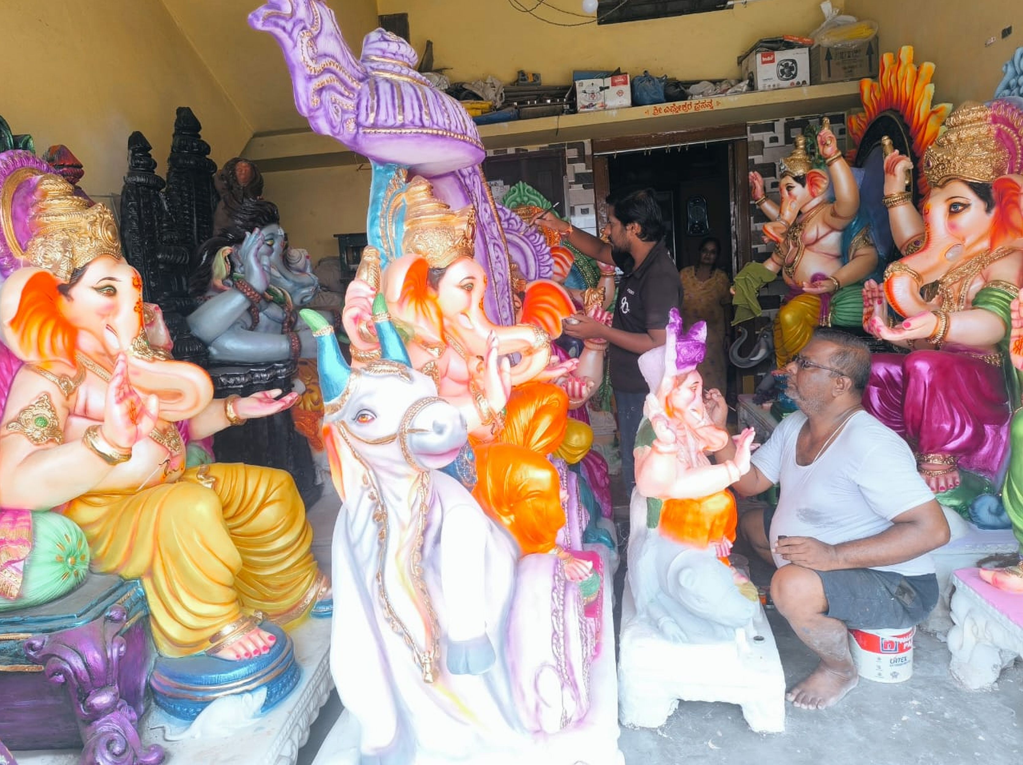 ಗಂಗಾವತಿಯ ಬನ್ನಿಗಿಡದ ಕ್ಯಾಂಪ್‌ನಲ್ಲಿ ಕಲಾವಿದ ಶಂಕರ್‌ ಚಿತ್ರಗಾರ ಅವರು ಗಣೇಶ ಮೂರ್ತಿಗೆ ಅಂತಿಮ ಸ್ಪರ್ಶ ನೀಡುತ್ತಿದ್ದ ಚಿತ್ರಣ