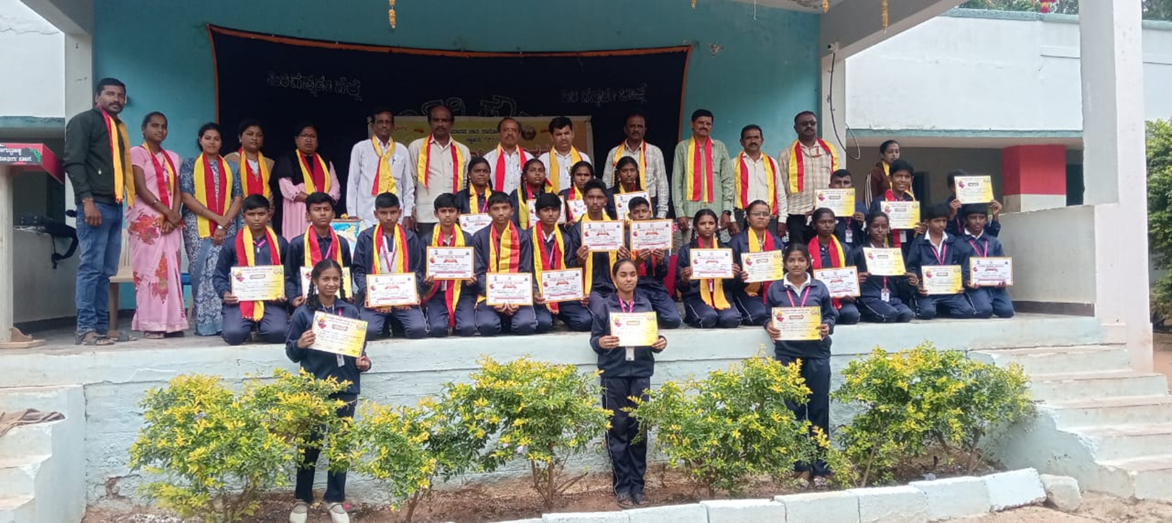 ಚಿಂತಾಮಣಿ ತಾಲ್ಲೂಕಿನ ಕೆ.ರಾಗುಟ್ಟಹಳ್ಳಿ ಸರ್ಕಾರಿ ಪ್ರೌಢಶಾಲೆಯಲ್ಲಿ ಕಸಾಪ ಆಯೋಜಿಸಿದ್ದ ರಸಪ್ರಶ್ನೆ ಸ್ಪರ್ಧೆಯಲ್ಲಿ ಭಾಗವಹಿಸಿದ್ದ ವಿದ್ಯಾರ್ಥಿಗಳು ಹಾಗೂ ಗಣ್ಯರು