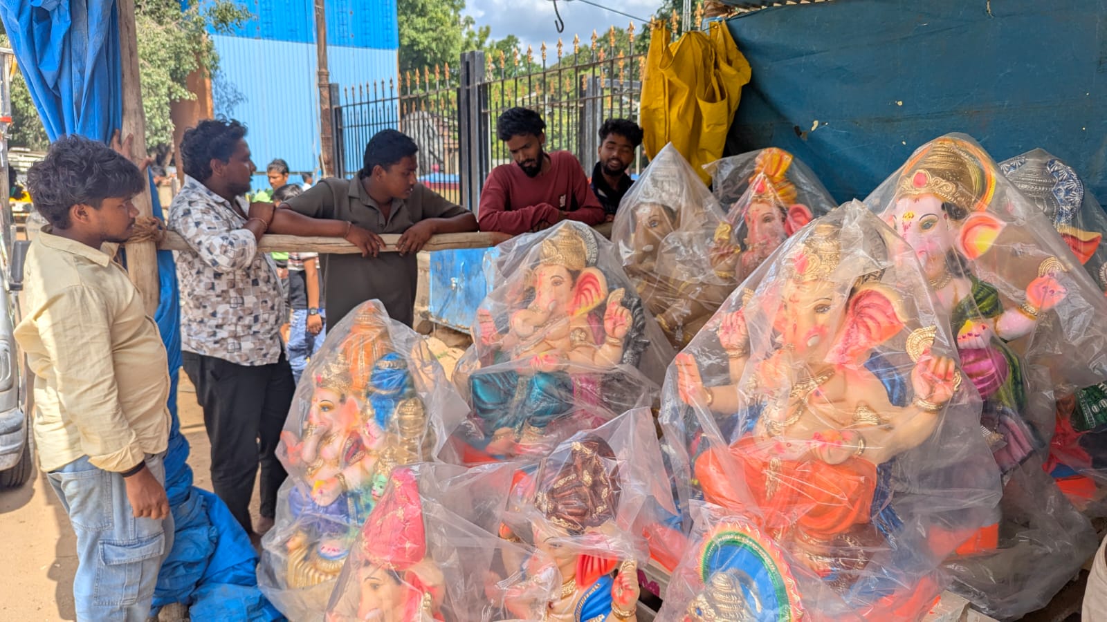 ಚಾಮರಾಜನಗರದಲ್ಲಿ ಮಾರಾಟಕ್ಕಿಟ್ಟಿರುವ ಗಣೇಶ ಮೂರ್ತಿಗಳ ಖರೀದಿಯಲ್ಲಿ ತೊಡಗಿರುವ ಆಯೋಜಕರು
