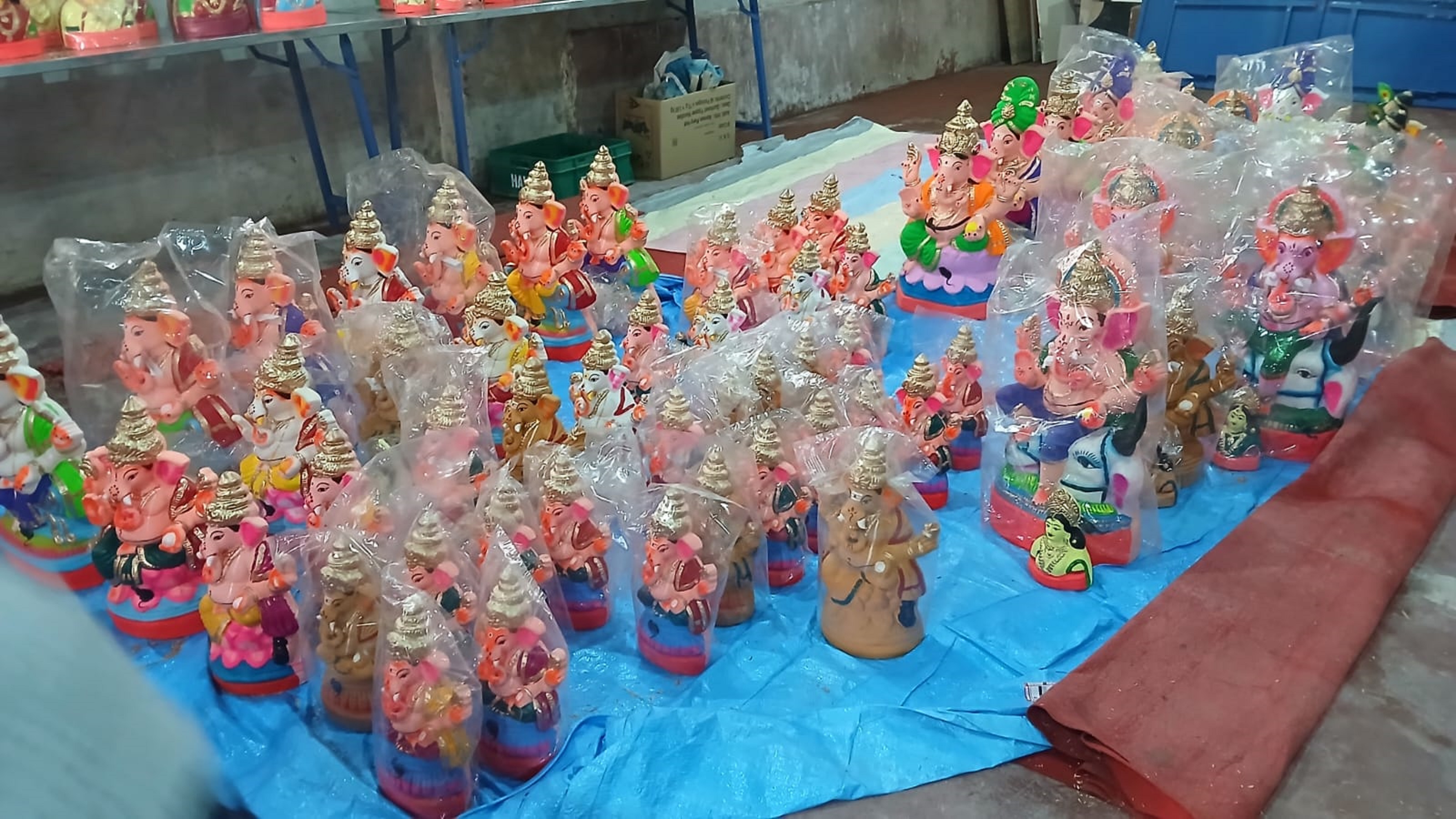 ಮಾರಾಟಕ್ಕೆ ಅಣಿಯಾಗಿರುವ ಗಣೇಶ ಮೂರ್ತಿಗಳು