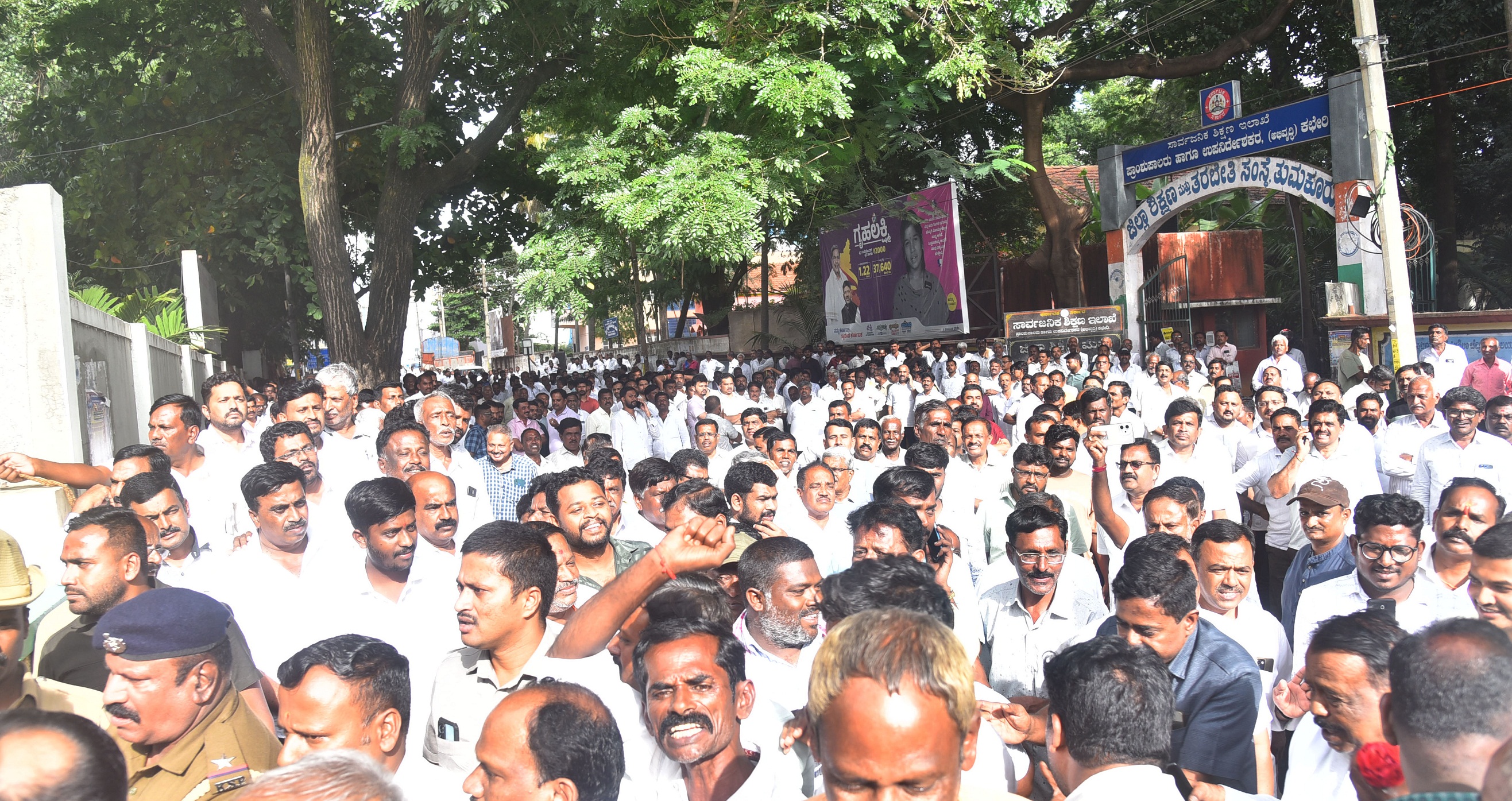 ತುಮಕೂರಿನ ಡಿಸಿಸಿ ಬ್ಯಾಂಕ್‌ ಬಳಿ ಸೇರಿದ್ದ ಜನ