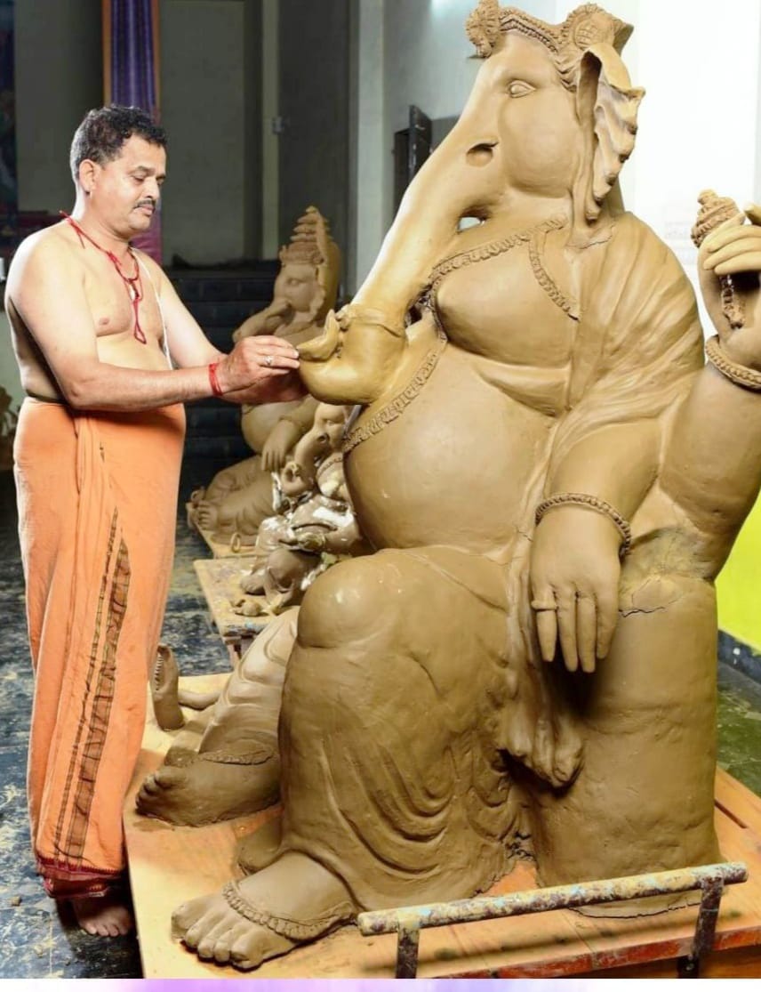 ಕಾರ್ಕಳ ತಾಲ್ಲೂಕಿನ ಎಣ್ಣೆಹೊಳೆಯ ಗಣೇಶ್ ನಾಯಕ್ ಅವರು ಗಣಪತಿ ಮೂರ್ತಿ ನಿರ್ಮಾಣದಲ್ಲಿ ತಲ್ಲೀನರಾಗಿರುವುದು