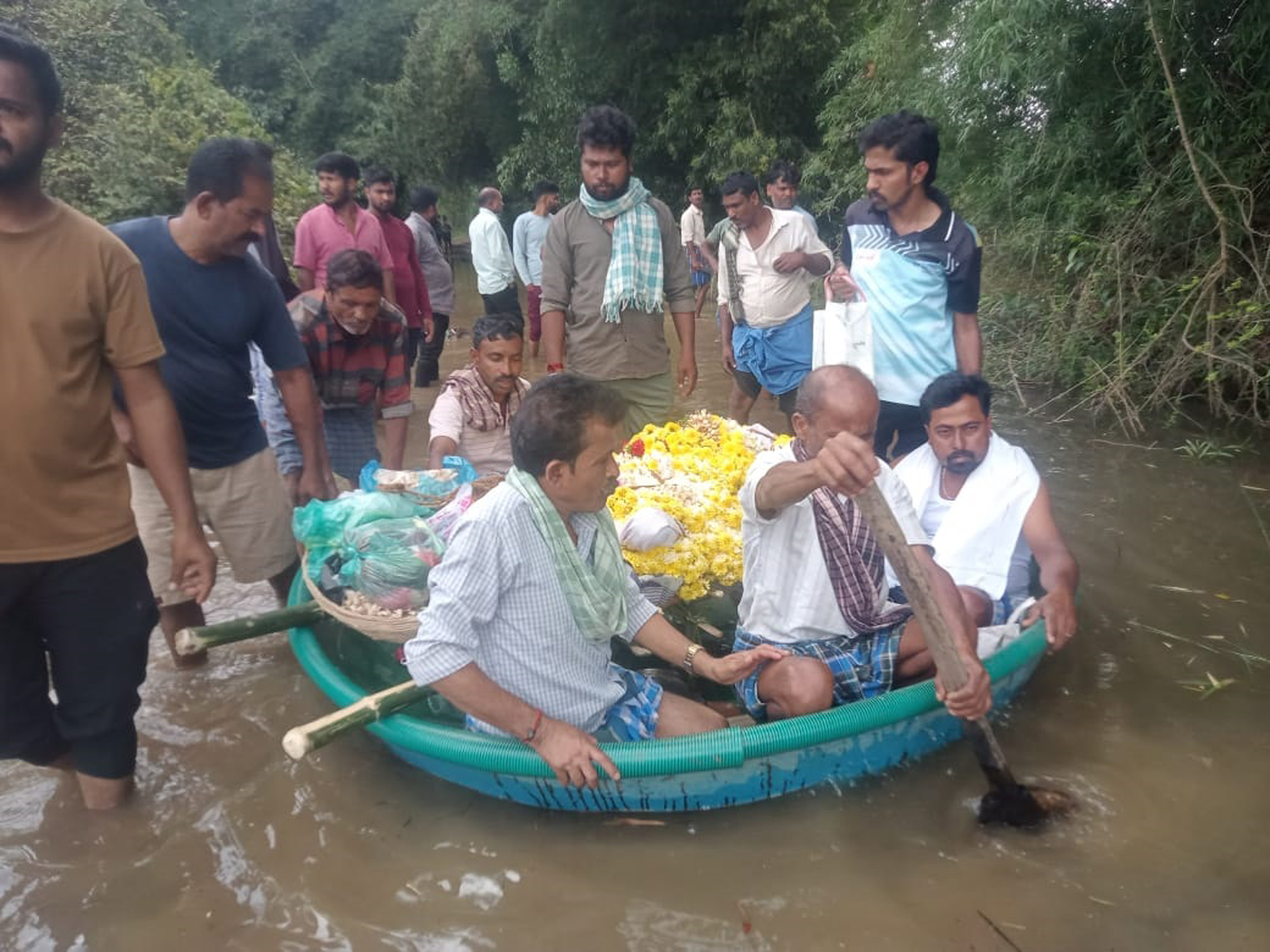 ನರಸಿಂಹರಾಜಪುರ ತಾಲ್ಲೂಕು ಮೆಣಸೂರು ಗ್ರಾಮ ಪಂಚಾಯಿತಿ ವ್ಯಾಪ್ತಿಯ ರಾವೂರು ಗ್ರಾಮಸ್ಥರು ಭಾನುವಾರ ಶವವನ್ನು ಭದ್ರಾಹಿನ್ನೀರಿನಲ್ಲಿ ತೆಪ್ಪದ ಮೂಲಕ ಶವಸಂಸ್ಕಾರಕ್ಕೆ ತೆಗೆದುಕೊಂಡು ಹೋದರು
