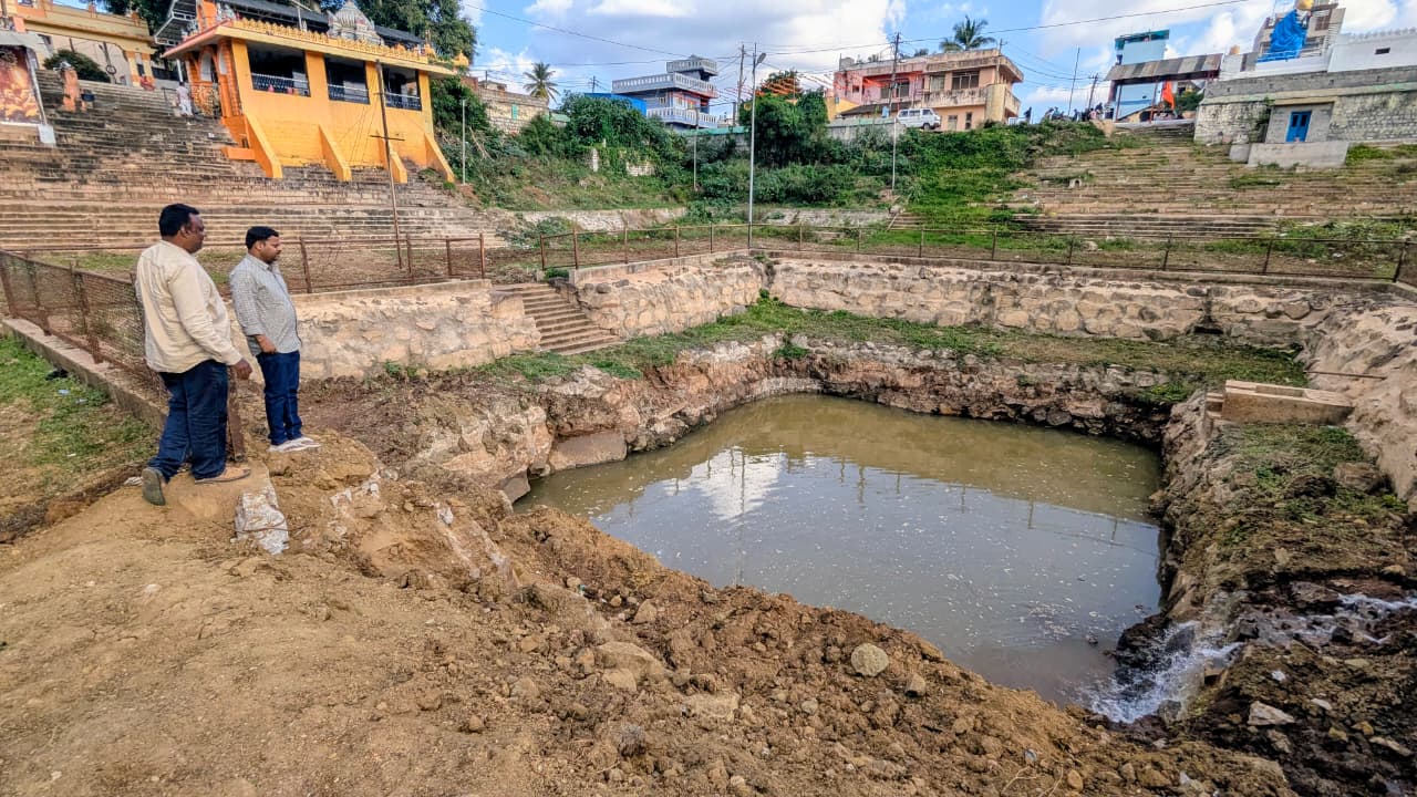 ಚಾಮರಾಜನಗರ ದೊಡ್ಡರಸಿನಕೆರೆ ಕೊಳದಲ್ಲಿ ಗಣಪತಿ ವಿಸರ್ಜನೆಗೆ ಪೂರಕ ಕಾಮಗಾರಿ ನಡೆಯುತ್ತಿದ್ದು ಪೌರಾಯುಕ್ತ ಎಸ್‌.ಎ.ರಾಮದಾಸ್ ಹಾಗೂ ನಗರಸಭೆ ಸದಸ್ಯ ರಾಘವೇಂದ್ರ ವೀಕ್ಷಿಸಿದರು –ಪ್ರಜಾವಾಣಿ ಚಿತ್ರ; ಸಿ.ಆರ್.ವೆಂಕಟರಾಮು