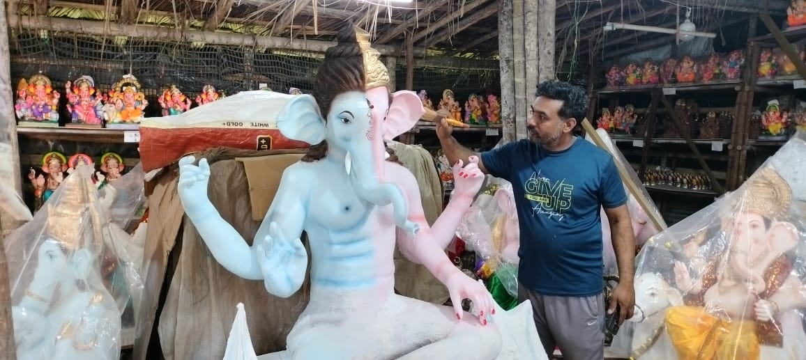 ಬೀರೂರಿನ ಕಲಾವಿದ ಮಲ್ಲಿಕಾರ್ಜುನ ಅರ್ಧನಾರೀಶ್ವರ ಗಣಪತಿಗೆ ಸ್ಪರ್ಶ ನೀಡುತ್ತಿರುವುದು