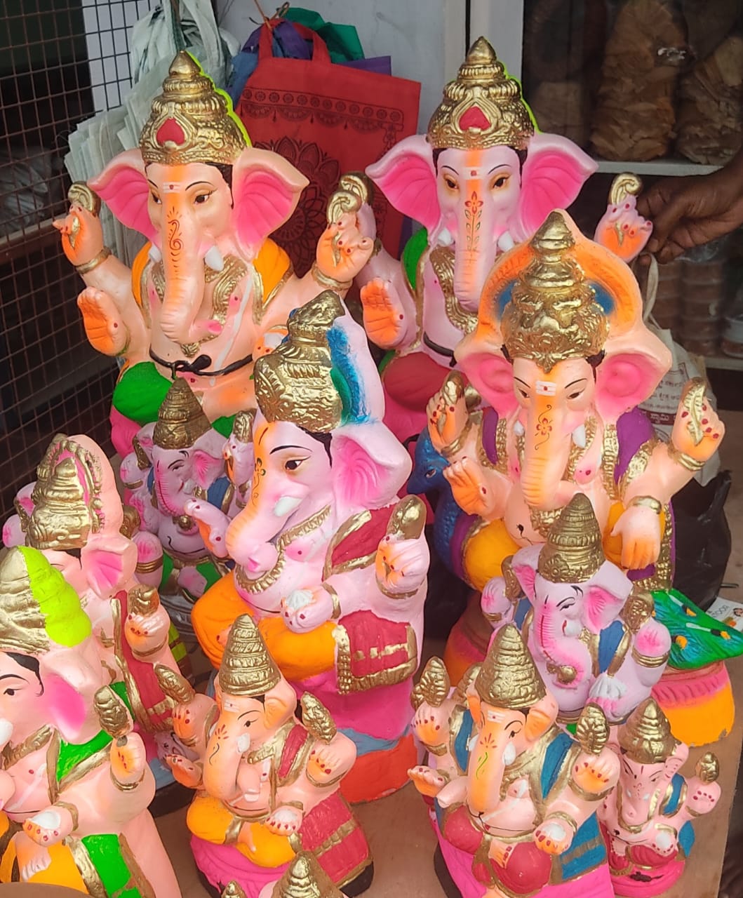 ಯಳಂದೂರು ಪಟ್ಟಣದಲ್ಲಿ ಮಾರಾಟಕ್ಕೆ ಇಟ್ಟಿರುವ ಜೇಡಿಮಣ್ಣಿನ ಮೂರ್ತಿಗಳು