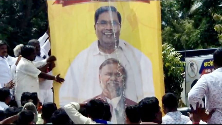 ಮಾದಿಗ ಸಮುದಾಯದ ಮುಖಂಡರು ಮುಖ್ಯಮಂತ್ರಿ ಸಿದ್ದರಾಮಯ್ಯ ಮಾಜಿ ಸಚಿವ ಎಚ್‌. ಆಂಜನೇಯ ಅವರಿಗೆ ಹಾಲಿನ ಅಭಿಷೇಕ ಮಾಡಿದರು