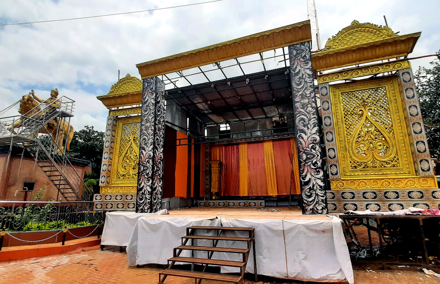 ಬಸವಕಲ್ಯಾಣದ ಬಸವೇಶ್ವರ ವೃತ್ತದಲ್ಲಿ ಗಣೇಶ ಪ್ರತಿಷ್ಠಾಪನೆಗಾಗಿ ರಾಜಮಹಲ್ ಮಾದರಿ ಮಂಟಪ ನಿರ್ಮಿಸುತ್ತಿರುವುದು