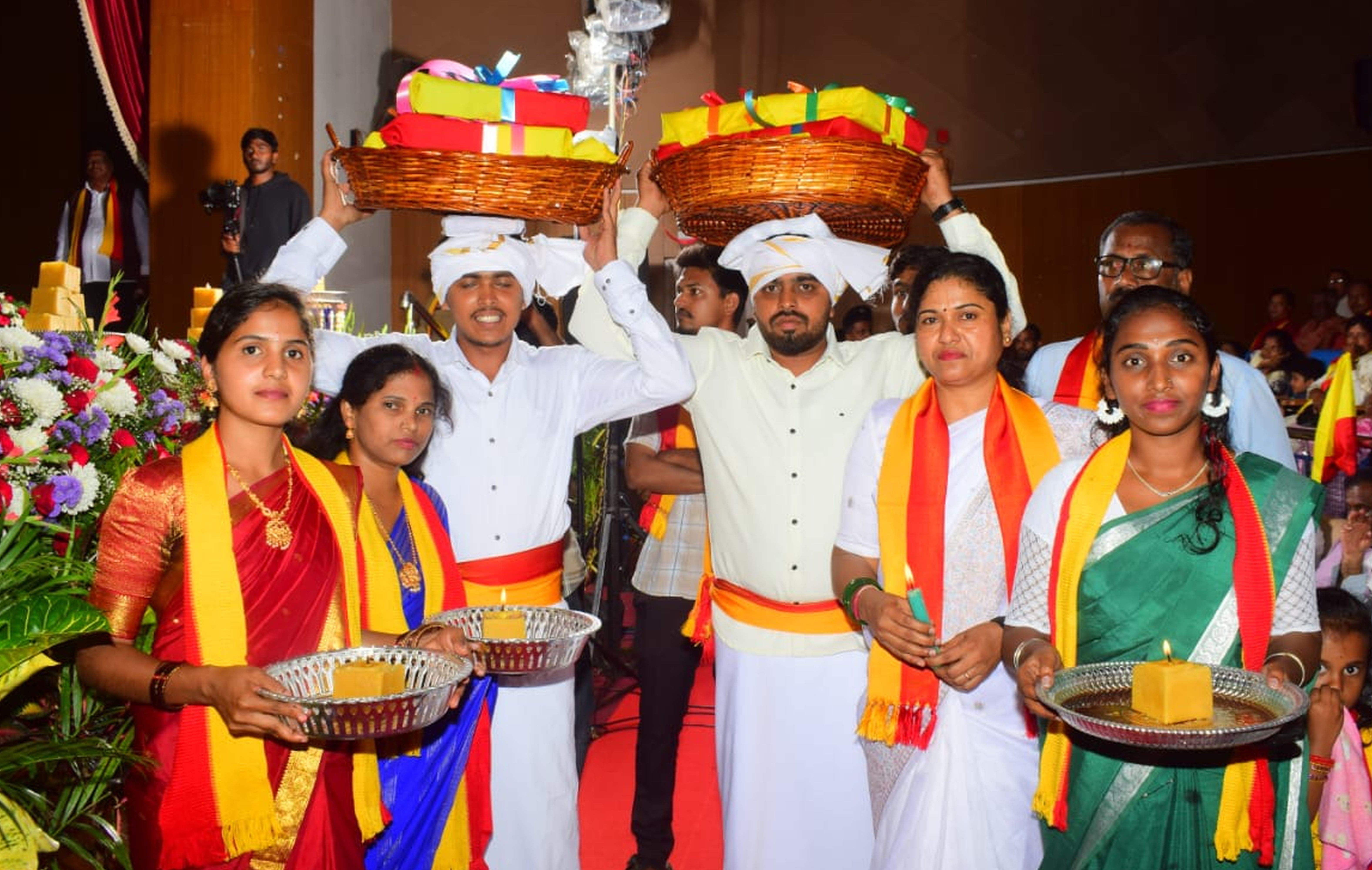 ‘ಬೆಲ್ಲದಾರತಿ’ ಸ್ಮರಣ ಸಂಚಿಕೆಯನ್ನು ಬಿಡುಗಡೆಗೊಳಿಸಲು ಬಿದಿರಿನ ಬುಟ್ಟಿಯಲ್ಲಿ ಹೊತ್ತು ತಂದ ಕ್ಷಣ 