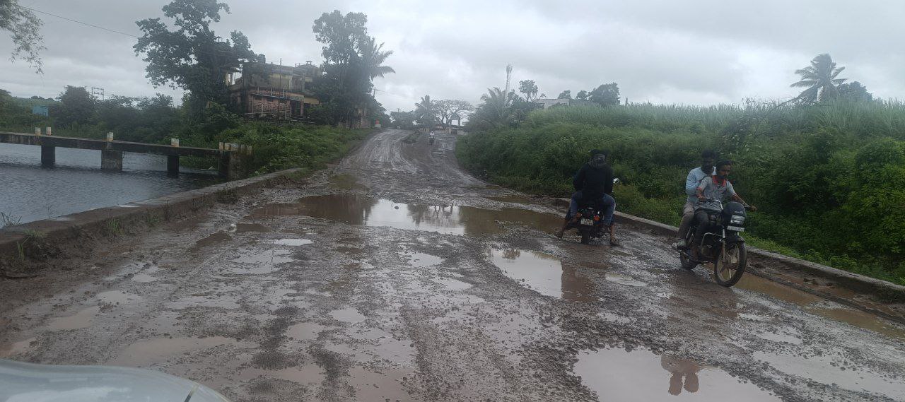 ಚಿಕ್ಕೋಡಿ ತಾಲ್ಲೂಕಿನ ಚಿಂಚಣಿ ಬಳಿಯ ರಸ್ತೆಯಲ್ಲಿ ಸಂಚರಿಸಲು ಬೈಕ್ ಸವಾರರು ಪರದಾಡುತ್ತಿರುವುದು