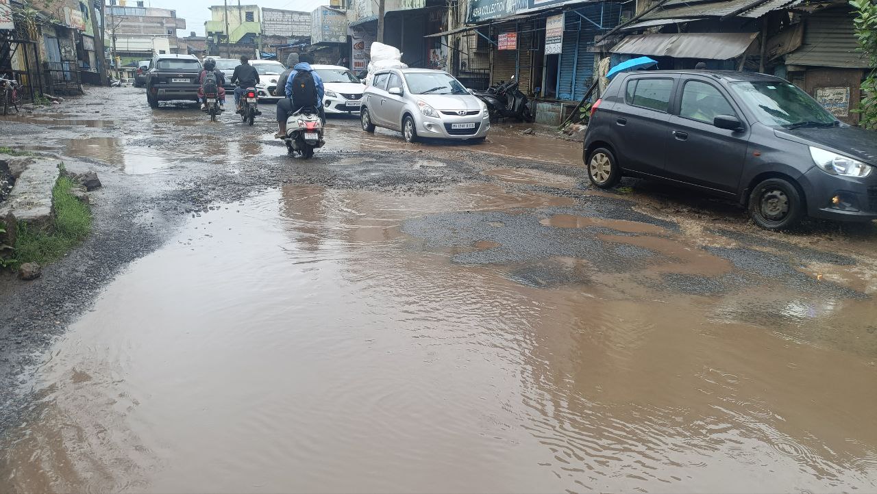 ಚಿಕ್ಕೋಡಿಯ ಅಂಕಲಿ ಖೂಟದ ಬಳಿ ಇರುವ ರಸ್ತೆಯಲ್ಲಿ ಗುಂಡಿಗಳನ್ನು ದಾಟಲು ವಾಹನ ಸವಾರರು ಪರದಾಡುತ್ತಿರುವುದು