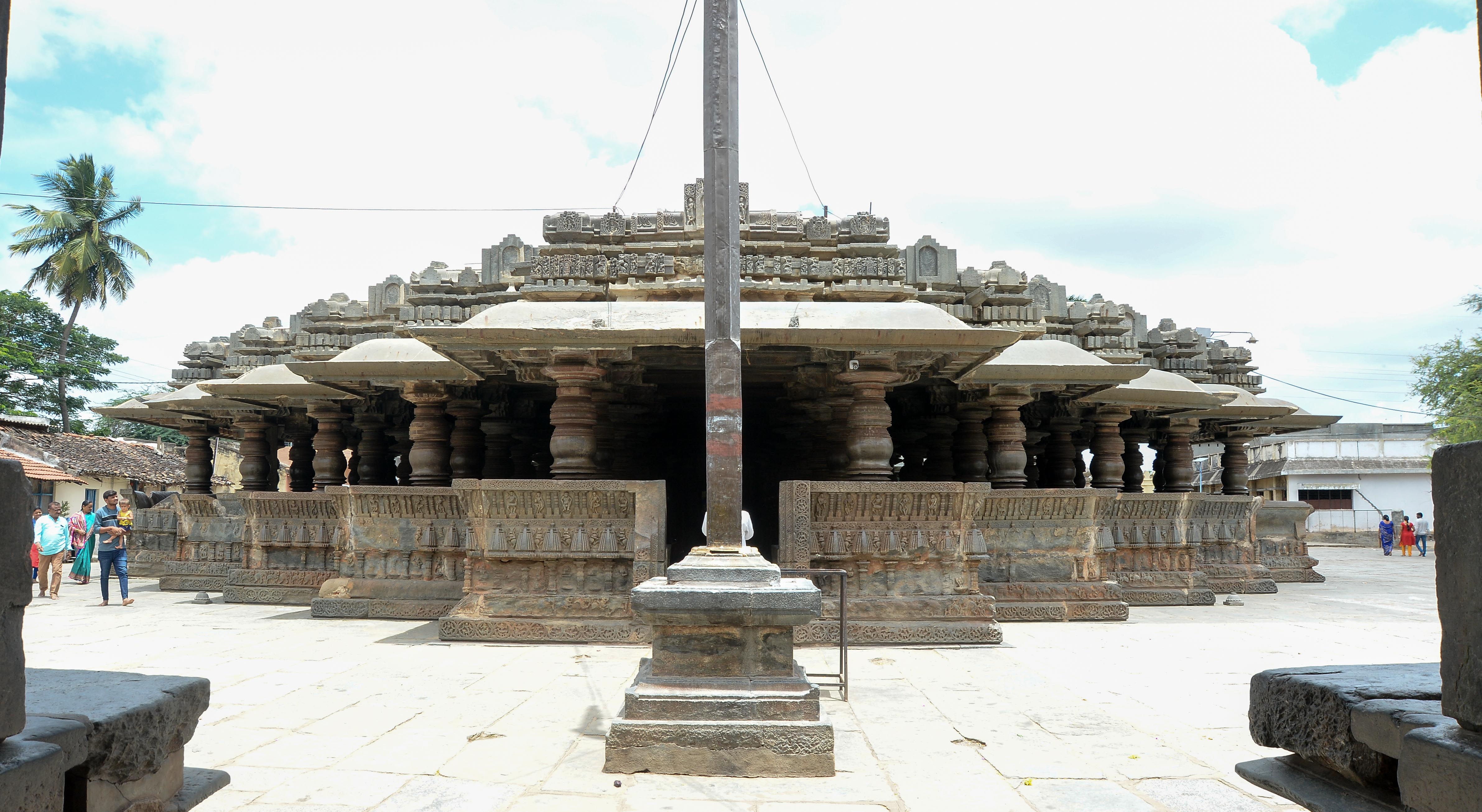 ದಾವಣಗೆರೆ ಜಿಲ್ಲೆಯ ಹರಿಹರದಲ್ಲಿರುವ ಐತಿಹಾಸಿಕ ಹರಿಹರೇಶ್ವರ ದೇವಸ್ಥಾನ –ಪ್ರಜಾವಾಣಿ ಚಿತ್ರ