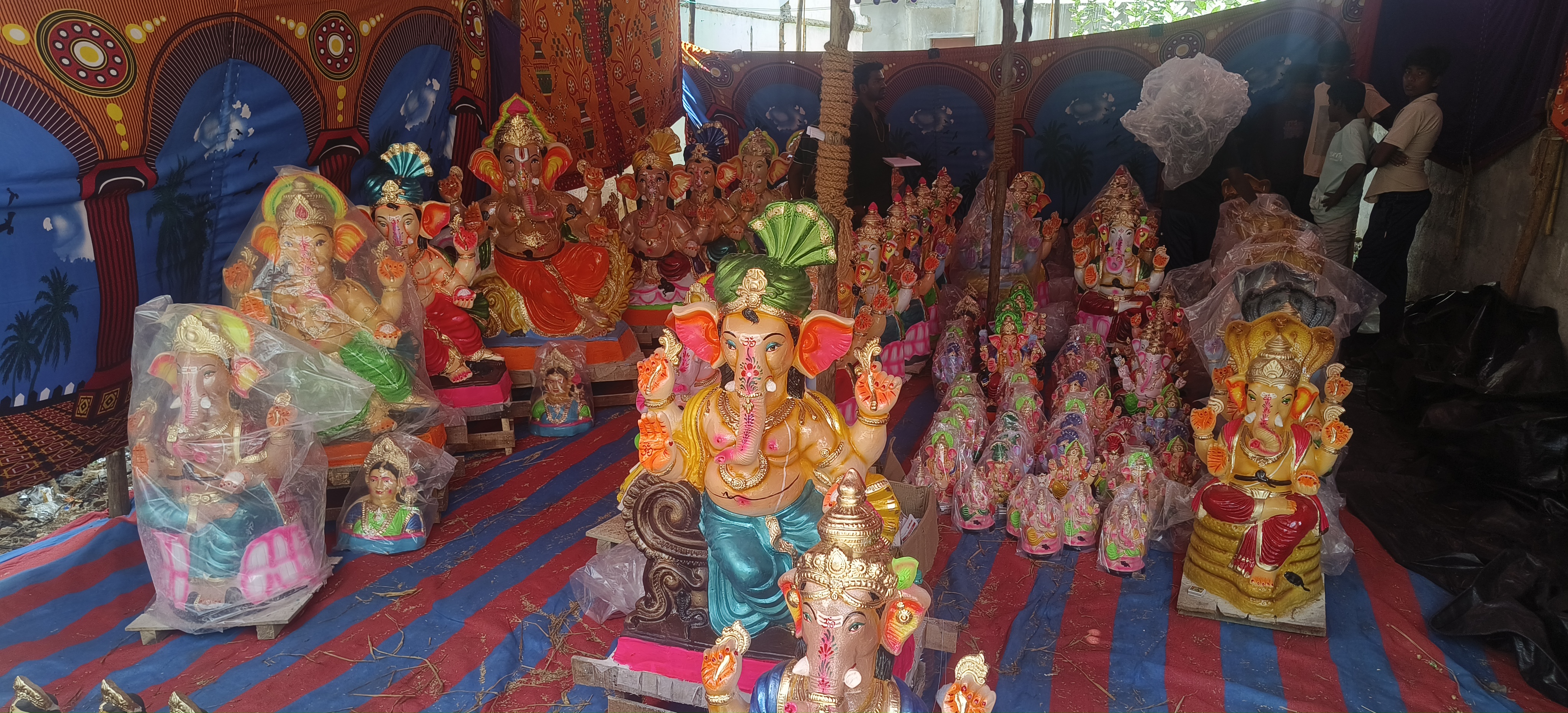 ಕೊಳ್ಳೇಗಾಲ ನಗರದಲ್ಲಿ ಮಾರಾಟಕ್ಕಿಟ್ಟಿರುವ ಗಣಪನ ಮೂರ್ತಿಗಳು