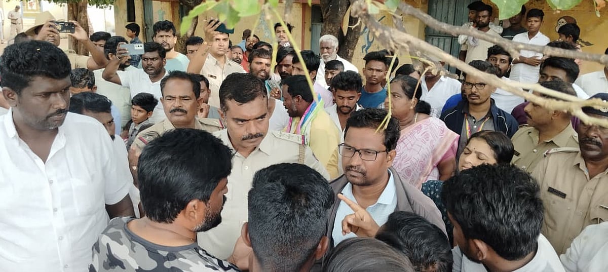 ಕಾರಟಗಿ: ಸರ್ಕಾರಿ ಶಾಲೆ ಜಮೀನು ಒತ್ತುವರಿ ತೆರವು