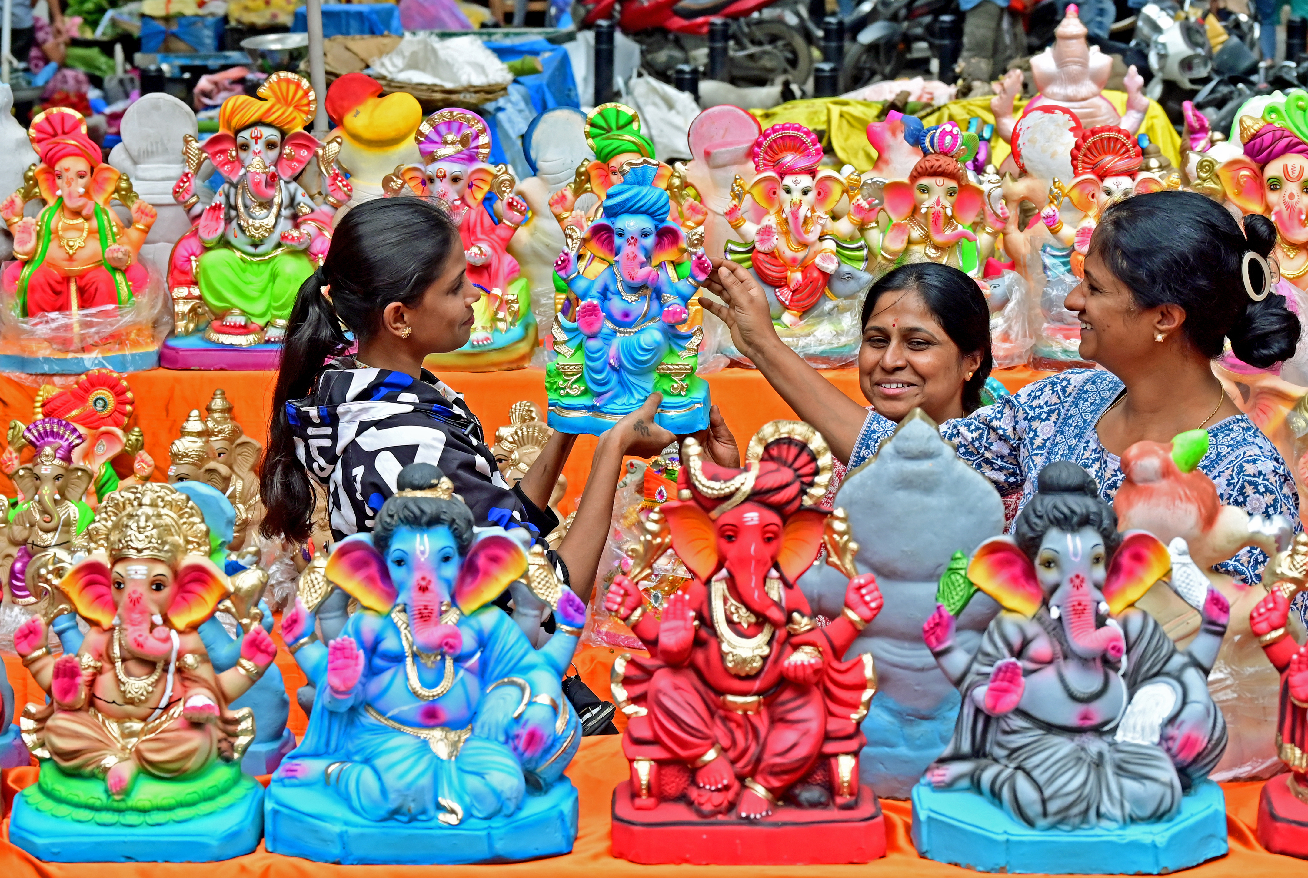 ಗೌರಿ ಗಣೇಶ ಹಬ್ಬದ ಅಂಗವಾಗಿ ಬಸವನಗುಡಿಯ ಗಾಂಧಿ ಬಜಾರ್ ಮುಖ್ಯ ರಸ್ತೆಯಲ್ಲಿ ಮಹಿಳೆಯರು ಗಣೇಶನ ವಿಗ್ರಹಗಳನ್ನು ವೀಕ್ಷಿಸಿದರು 