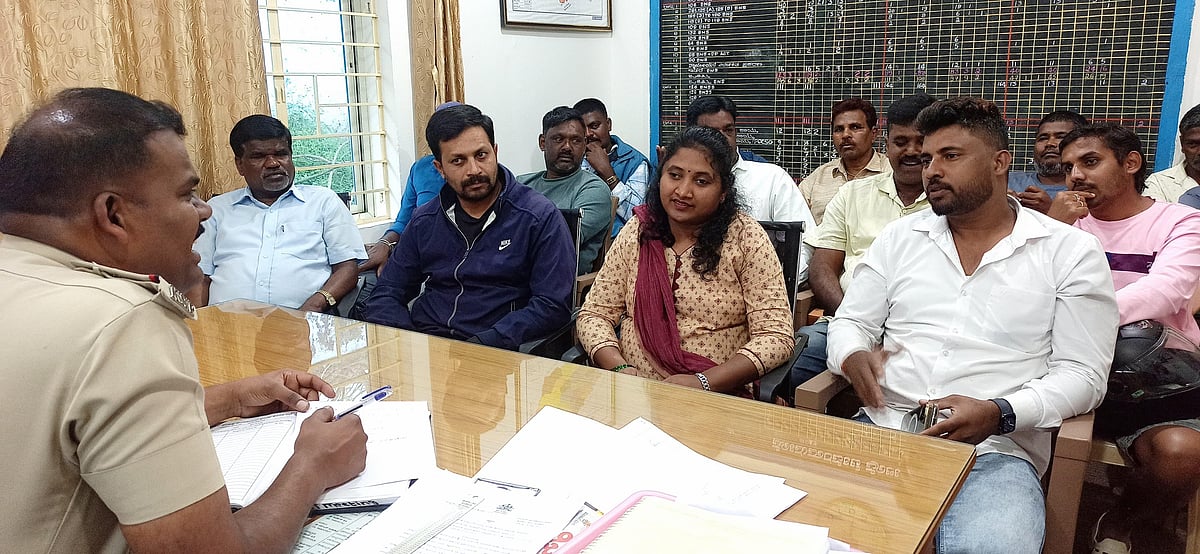 ಸೋಮವಾರಪೇಟೆ | ಮದ್ಯ ಅಕ್ರಮ ಮಾರಾಟ ನಿಯಂತ್ರಿಸಿ: ಕುಂದು–ಕೊರತೆ ಸಭೆಯಲ್ಲಿ ಆಗ್ರಹ