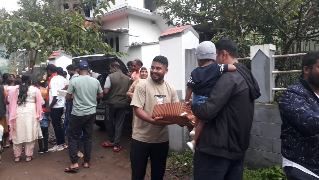 ಕಳೆದ ವರ್ಷ ಸುಂಟಿಕೊಪ್ಪ ಸಮೀಪದ ಕೊಡಗರಹಳ್ಳಿ ವಿಘ್ನೇಶ್ವರ ಸೇವಾ ಸಮಿತಿಯ ವತಿಯಿಂದ ಸೋಮವಾರ ನಡೆದ ವಿಸರ್ಜನೋತ್ಸವದ ಮೆರವಣಿಗೆ ವೇಳೆ ಮುಸಲ್ಮಾನರು ಹಿಂದೂಗಳಿಗೆ ಸಿಹಿ ತಿಂಡಿ ಮತ್ತು ಪಾನೀಯ ನೀಡಿ ಸೌಹಾರ್ದ ಮೆರೆದಿದ್ದರು