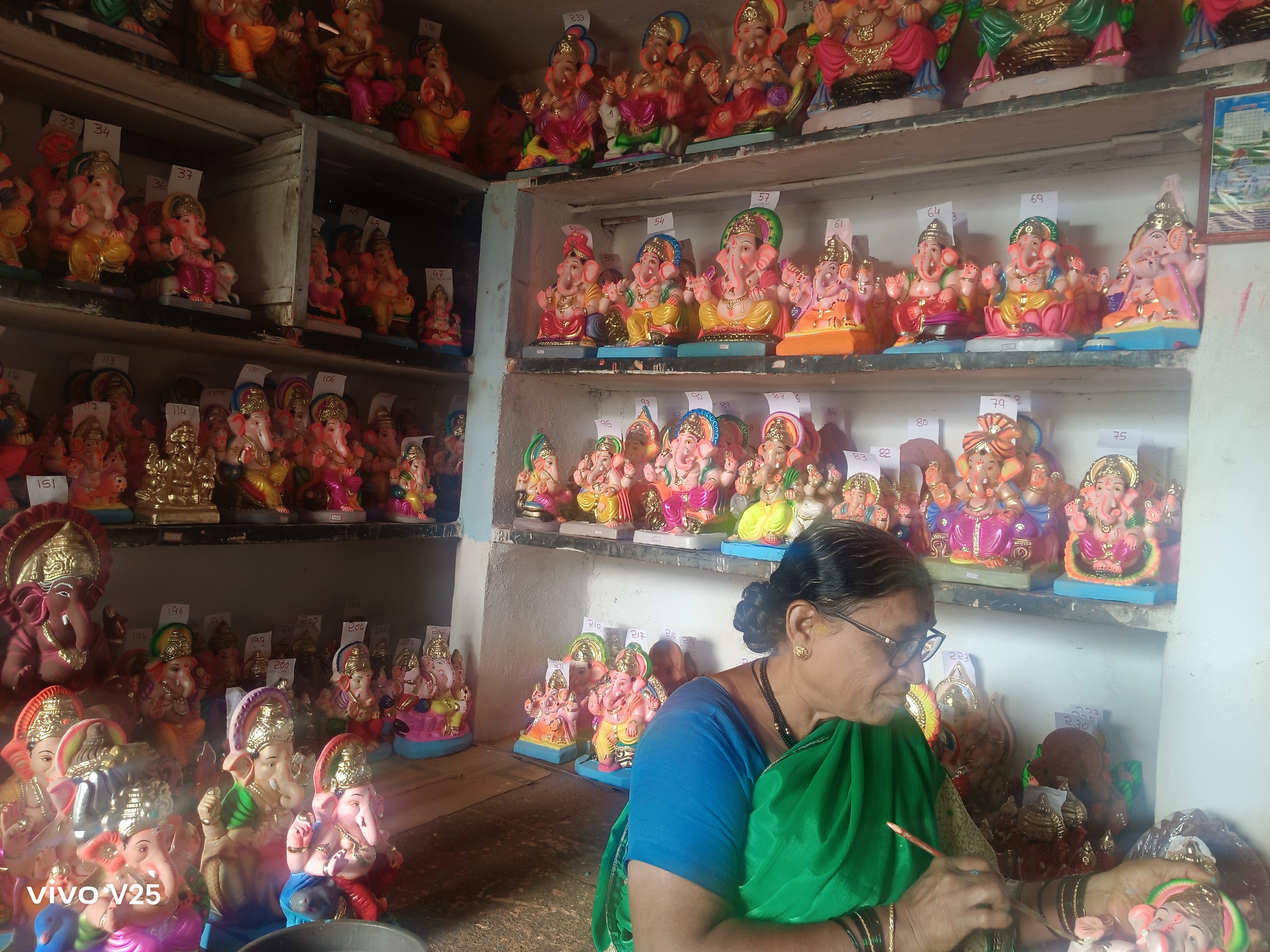 ಬಾಗಲಕೋಟೆಯ ನವನಗರದಲ್ಲಿ ಗಣೇಶ ಮೂರ್ತಿಗೆ ಅಂತಿಮ ಸ್ಪರ್ಶ ನೀಡುತ್ತಿರುವ ಆಶಾ ಪೇಟಕರ್