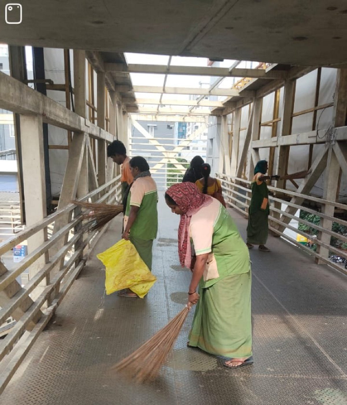 ಬೆಂಗಳೂರು: ಸ್ಕೈವಾಕ್ ಸ್ವಚ್ಛಗೊಳಿಸಿದ ಪೌರಕಾರ್ಮಿಕರು