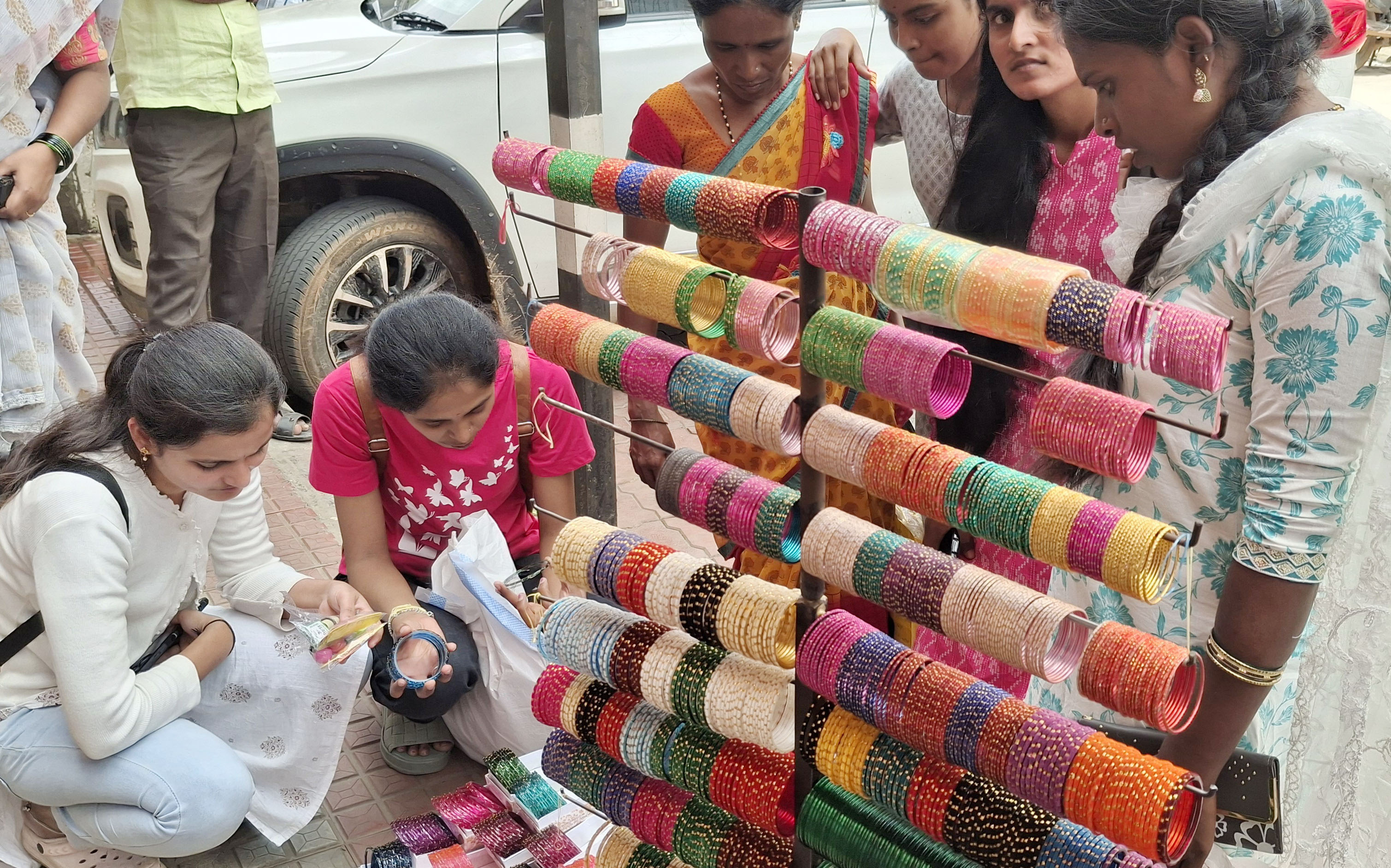 ಬಳೆ ಖರೀದಿಸಿದ ಮಹಿಳೆಯರು