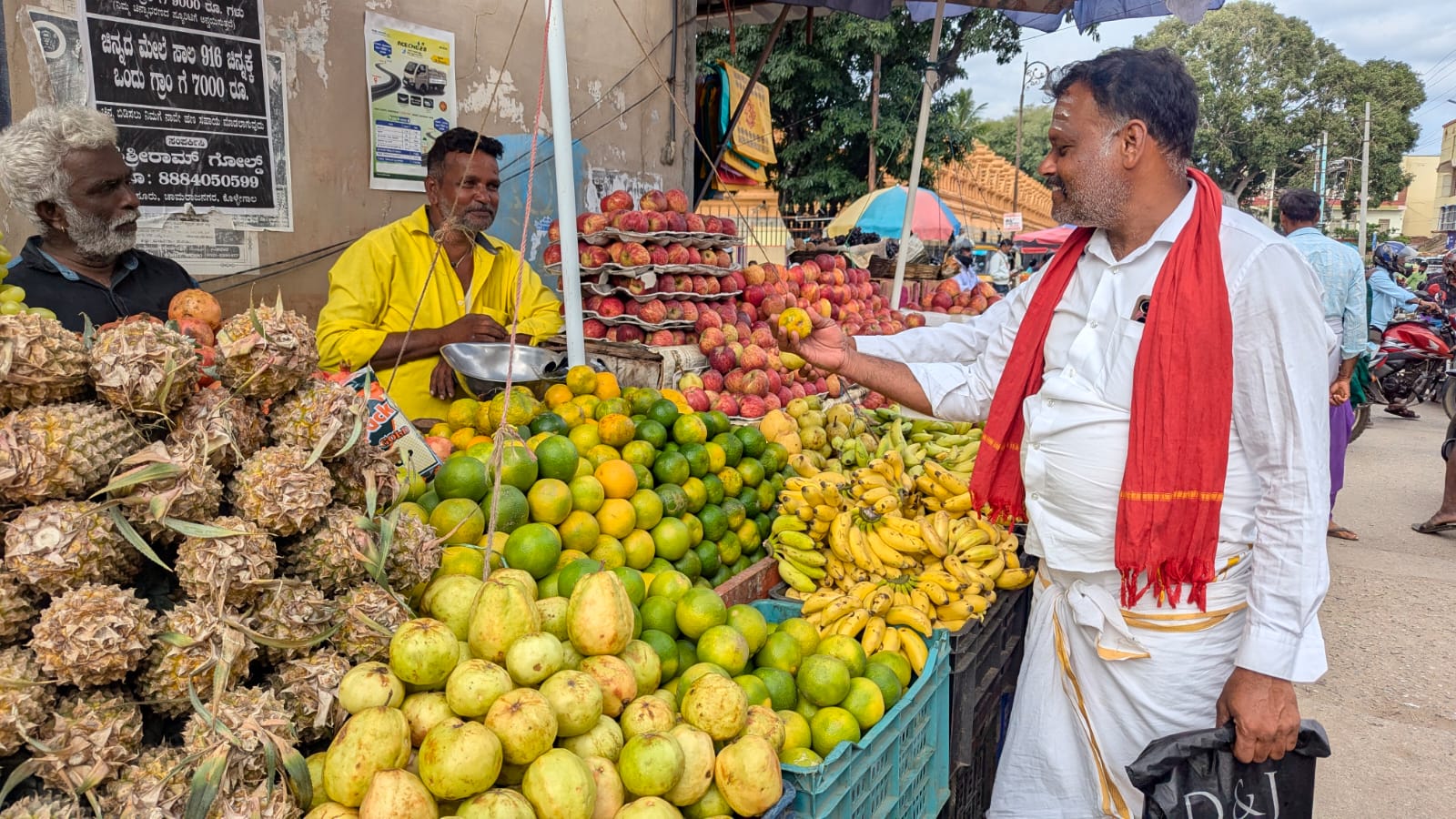 ಚಾಮರಾಜನಗರದಲ್ಲಿ ಹಬ್ಬಕ್ಕೆ ಸೋಮವಾರ ಗ್ರಾಹಕರೊಬ್ಬರು ಹಣ್ಣು ಖರೀದಿಸುತ್ತಿರುವ ದೃಶ್ಯ