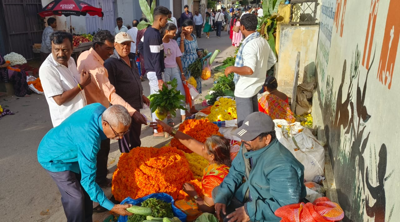 ಆಜಾದ್ ಪಾರ್ಕ್‌ ಬಳಿ ಹೂವಿನ ವ್ಯಾಪಾರ ನಡೆಯುತ್ತಿರುವುದು