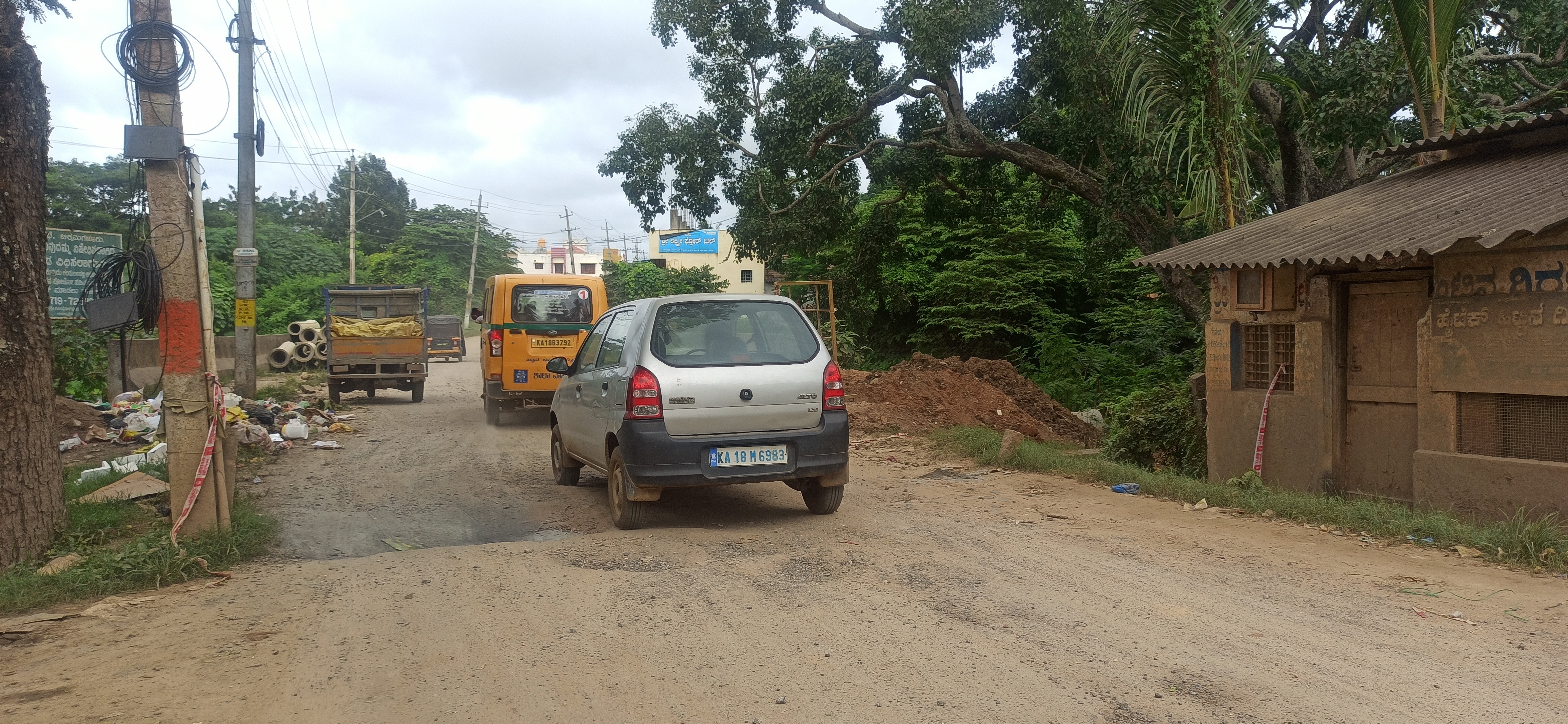 ಉಂಡೇದಾಸರಹಳ್ಳಿ ಮುಖ್ಯ ರಸ್ತೆಯ ಯಗಚಿ ಸೇತುವೆ ಬಳಿ ಗುಂಡಿಗಳಿಂದ ತುಂಬಿಕೊಂಡಿರುವುದು