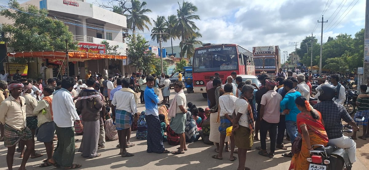 ಹಗರಿಬೊಮ್ಮನಹಳ್ಳಿ: ಯೂರಿಯಾಕ್ಕಾಗಿ ರಸ್ತೆ ತಡೆ ನಡೆಸಿದ ರೈತರು