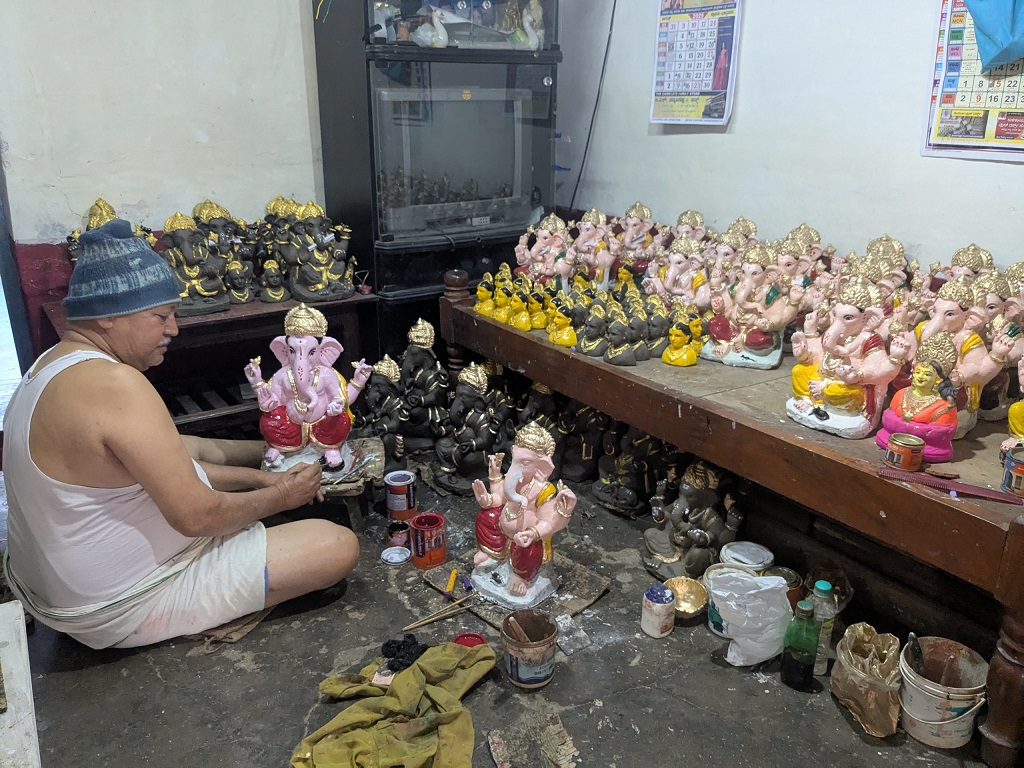 ಹೊಳೆನರಸೀಪುರದಲ್ಲಿ ಗಣೇಶೋತ್ಸವಕ್ಕೆ ಭಕ್ತರು ಕೊಂಡುಕೊಳ್ಳಲು ಅನುಕೂಲವಾಗುವಂತೆ ಕಲಾವಿದ ಸತೀಶ್ ಪರಿಸರ ಪ್ರೇಮಿ ಗಣೇಶನನ್ನು ಸಿದ್ದಪಡಿಸಿ ಇಟ್ಟಿದ್ದಾರೆ.