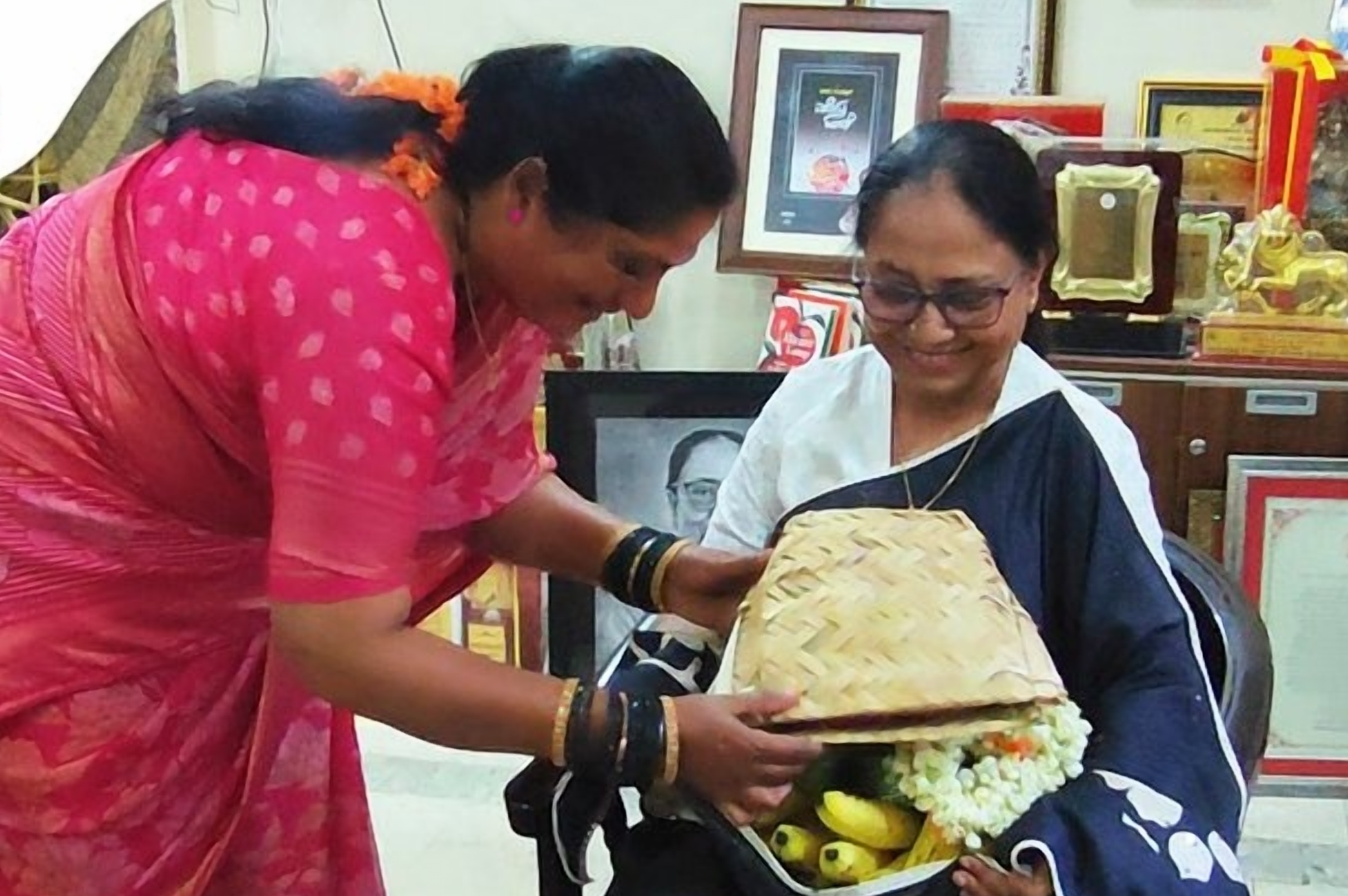 ಹಾಸನದ ಮನೆಯಲ್ಲಿ ಸೋಮವಾರ ಬಾನು ಮುಷ್ತಾಕ್‌ ಅವರಿಗೆ ಕಲಾವಿದೆ ಶಶಿಕಲಾ ಬಾಗಿನ ಅರ್ಪಿಸಿದರು.