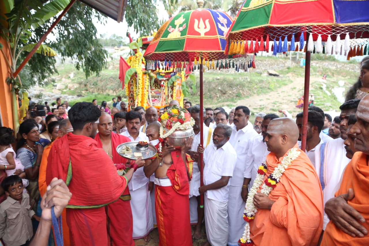 ಗೌರಿ ಮೂರ್ತಿಯ ಮೆರವಣಿಗೆಯಲ್ಲಿ ಅರ್ಚಕರು ಮಂಗಳಾರತಿ ನೆರವೇರಿಸಿದರು