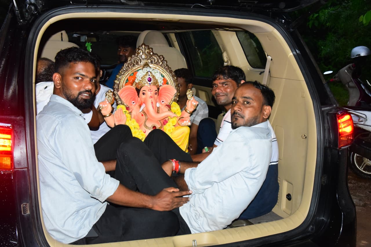 ಉಡುಪಿ ನಗರದಲ್ಲಿ ಗಣಪತಿ ವಿಗ್ರಹವನ್ನು ಮಂಗಳವಾರ ರಾತ್ರಿ ಪ್ರತಿಷ್ಠಾಪನೆಗಾಗಿ ವಾಹನದಲ್ಲಿ ಕೊಂಡೊಯ್ಯಲಾಯಿತು