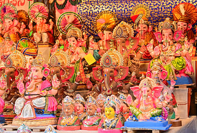 ಗಣೇಶ ಹಬ್ಬ ಅಂಗವಾಗಿ ಸೋಮವಾರ ಬೆಂಗಳೂರಿನ ಮಾವಳ್ಳಿಯ ಆರ್.ವಿ. ರಸ್ತೆಯಲ್ಲಿ ಮಾರಾಟಕ್ಕೆ ಇಟ್ಟ ಅಲಂಕಾರಿಕ ಗಣೇಶ ಮೂರ್ತಿಗಳು.