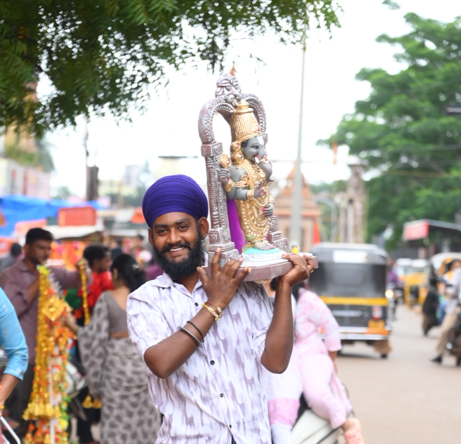 ಸಿಖ್‌ ಸಮುದಾಯದ ಯುವಕನೊಬ್ಬ ಗಣೇಶನ ಮೂರ್ತಿಯನ್ನು ಹೆಗಲ ಮೇಲೆ ಇಟ್ಟುಕೊಂಡು ಹೆಜ್ಜೆ ಹಾಕಿದ