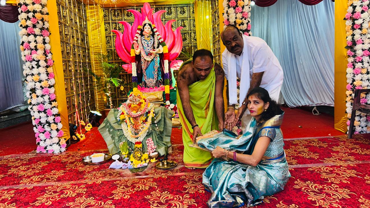 ಸಿದ್ಧಿ ವಿನಾಯಕ ದೇವಸ್ಥಾನದ ಆವರಣದಲ್ಲಿ ಮಹಿಳೆಯರಿಗೆ ಬಾಗಿನ ನೀಡುತ್ತಿರುವ ದೇವಸ್ಥಾನ ಸಮಿತಿ