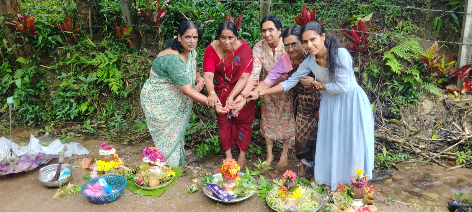 ಮೂಡಿಗೆರೆ ತಾಲ್ಲೂಕಿನ ಕೊಟ್ಟಿಗೆಹಾರದ ದೇವನಗೂಲ್ ಗ್ರಾಮದಲ್ಲಿ ಮಹಿಳೆಯರು ಗೌರಿ ಪೂಜೆ ಸಲ್ಲಿಸಿ‌ ಗೌರಿಯನ್ನು ಮನೆಗೆ ಕರೆದೊಯ್ದರು