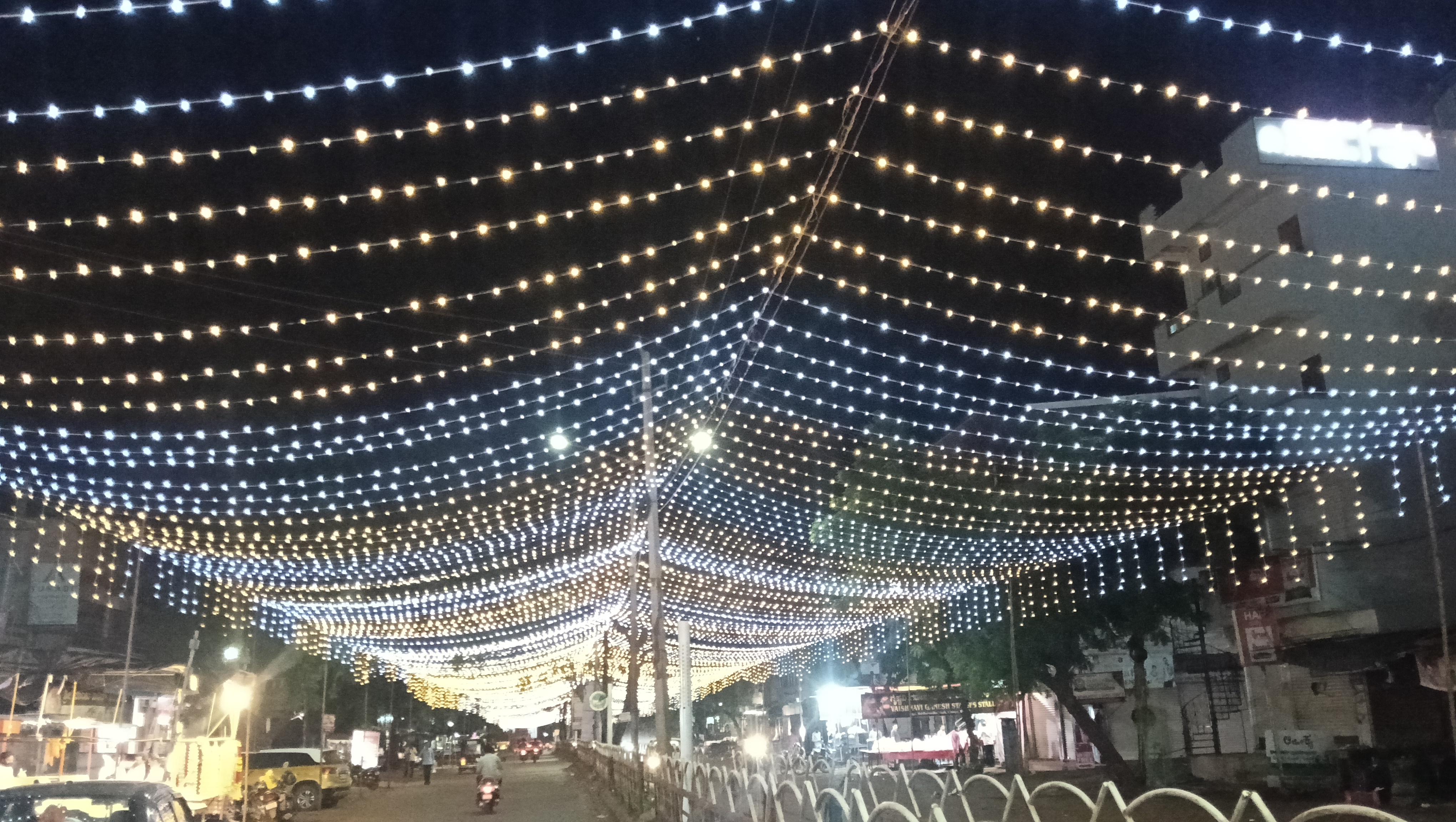 ಸಿದ್ದಾರೂಢ ಗಣೇಶ ಮಂಡಳಿಯವರು ಬೀದರ್‌ನ ಮನ್ನಳ್ಳಿ ಮುಖ್ಯರಸ್ತೆಯುದ್ದಕ್ಕೂ ವಿದ್ಯುತ್‌ ದೀಪಗಳನ್ನು ಹಾಕಿಸಿರುವುದು