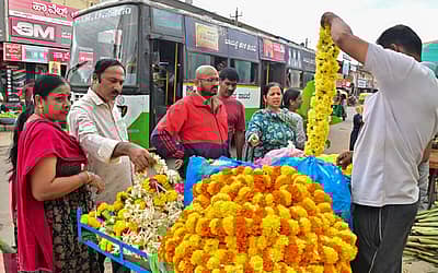 ಗಣೇಶ ಹಬ್ಬದ ಆಚರಣೆಗಾಗಿ ದಾವಣಗೆರೆಯ ಪ್ರವಾಸಿ ಮಂದಿರ ರಸ್ತೆಯಲ್ಲಿ ಬಾಳೆಗೀಡ, ಹಣ್ಣು, ಹೂ ಖರೀದಿಸುತ್ತಿರುವುದು ಕಂಡು ಬಂತು 