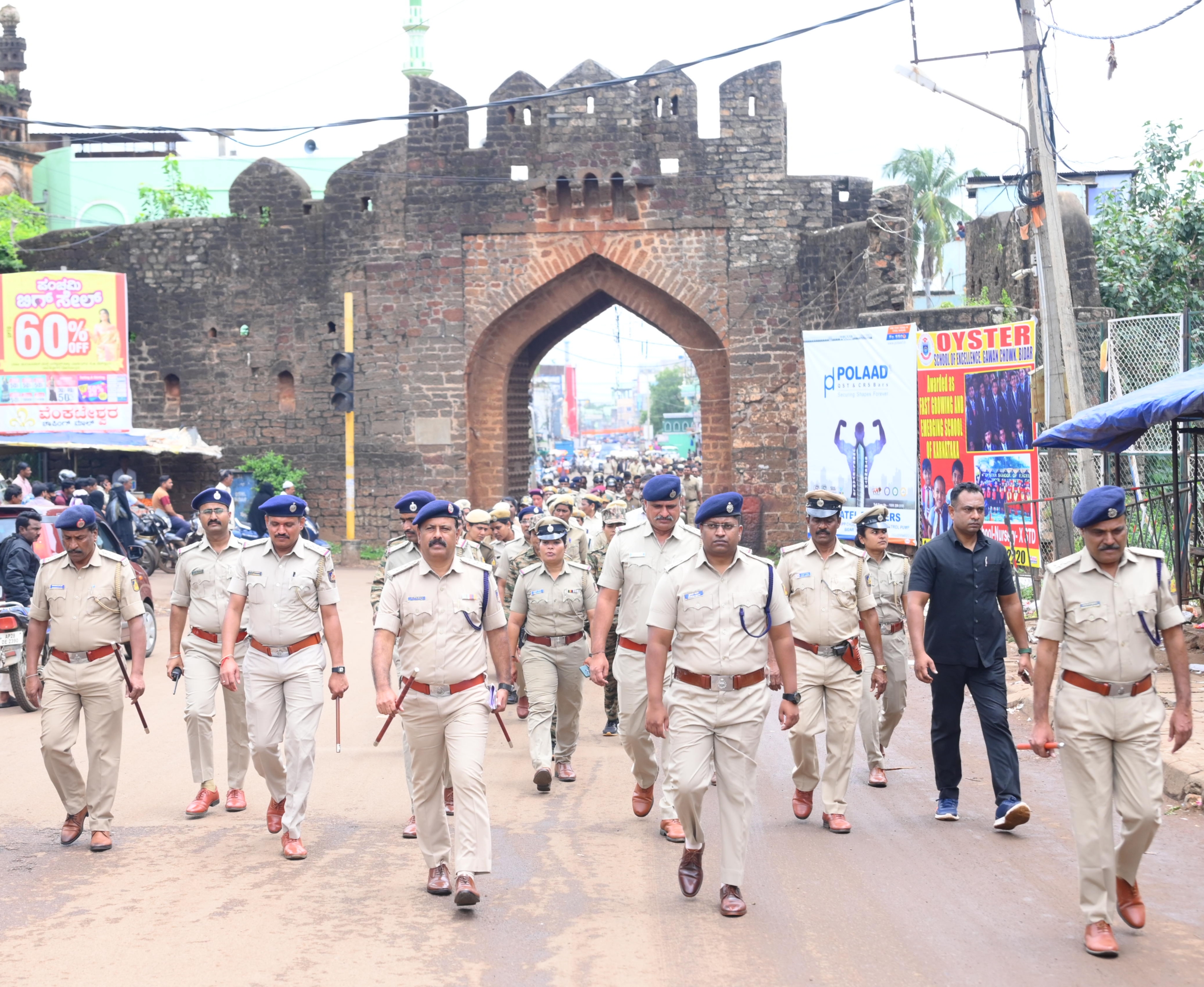 ಶಾಂತಿ ಸುವ್ಯವಸ್ಥೆ ಖಾತ್ರಿಪಡಿಸುವ ಉದ್ದೇಶದಿಂದ ಜಿಲ್ಲಾ ಪೊಲೀಸರು ಬೀದರ್‌ನಲ್ಲಿ ಮಂಗಳವಾರ ಪಥಸಂಚಲನ ನಡೆಸಿದರು
