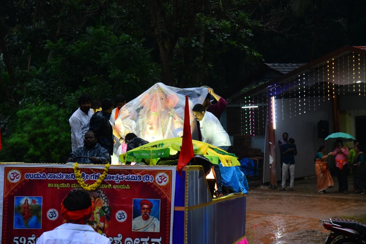 ಉಡುಪಿ ನಗರದಲ್ಲಿ ಮಂಗಳವಾರ ಸುರಿದ ಮಳೆಯಲ್ಲೇ ಪ್ಲಾಸ್ಟಿಕ್‌ ಹೊದಿಕೆ ಮುಚ್ಚಿ ಗಣಪತಿ ವಿಗ್ರಹವನ್ನು ಸಾರ್ವಜನಿಕ ಗಣೇಶೋತ್ಸವ ಸ್ಥಳಕ್ಕೆ ತರಲಾಯಿತು