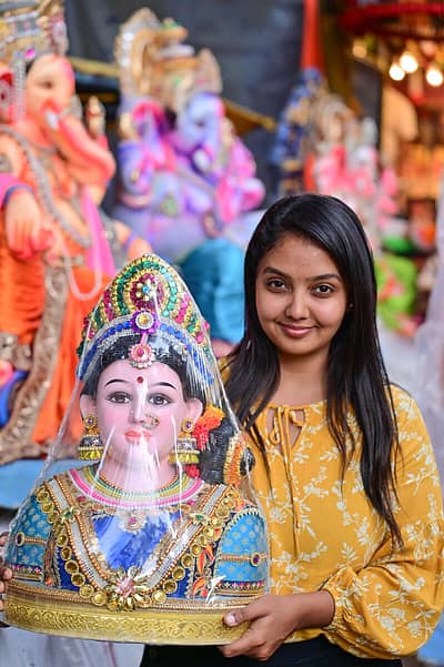 ಗೌರಿ ಹಬ್ಬ ಅಂಗವಾಗಿ ಯುವತಿಯೊಬ್ಬಳು ಸೋಮವಾರ ಬೆಂಗಳೂರಿನ ಮಾವಳ್ಳಿಯ ಆರ್.ವಿ. ರಸ್ತೆಯಲ್ಲಿ ಮಾರಾಟಕ್ಕೆ ಗೌರಿ ಮೂರ್ತಿಯನ್ನು ತೆಗೆದುಕೊಂಡು ಹೊರಟಿದ್ದು ಕಂಡುಬಂತು.