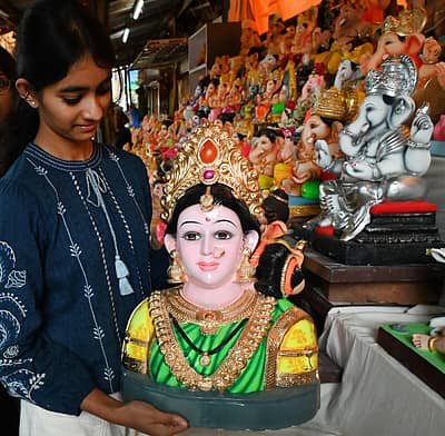 ಮಲ್ಲೇಶ್ವರದಲ್ಲಿ ಸೋಮವಾರ ಮಾರುಕಟ್ಟೆಯಲ್ಲಿ ಗೌರಿ–ಗಣೇಶ ಹಬ್ಬದ ಅಂಗವಾಗಿ ಜನ ಮೂರ್ತಿಗಳನ್ನು ಖರೀದಿ ಮಾಡುತ್ತಿರುವುದು .