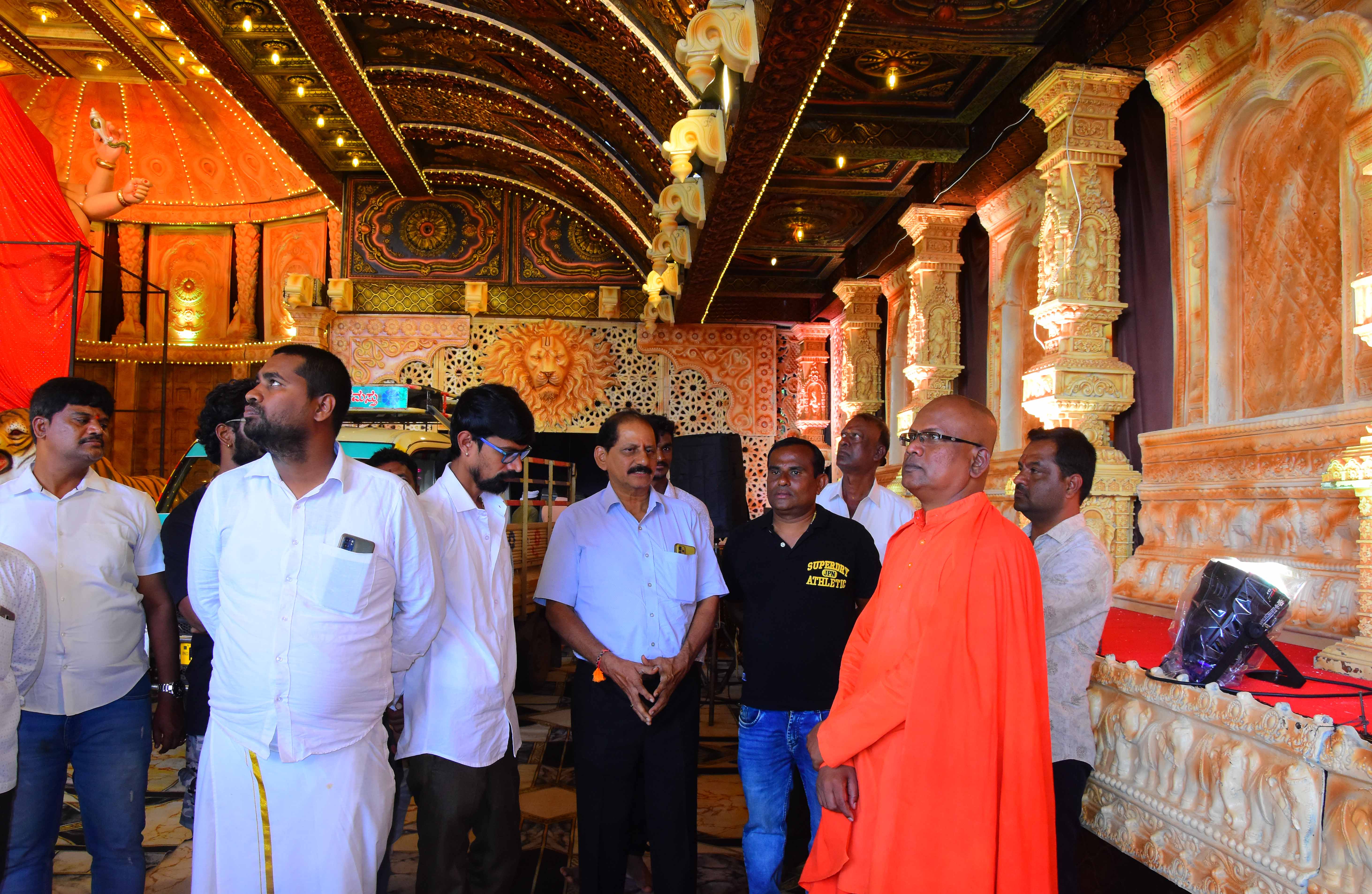 ಚಿತ್ರದುರ್ಗದ ಜೈನಧಾಮದಲ್ಲಿ ಹಿಂದೂ ಮಹಾಗಣಪತಿ ಪ್ರತಿಷ್ಠಾಪನೆ ಸಿದ್ಧತೆ ಪರಿಶೀಲಿಸಿದ ಮಾದಾರ ಚನ್ನಯ್ಯ ಗುರುಪೀಠದ ಬಸವಮೂರ್ತಿ ಮಾದಾರ ಚನ್ನಯ್ಯ ಸ್ವಾಮೀಜಿ