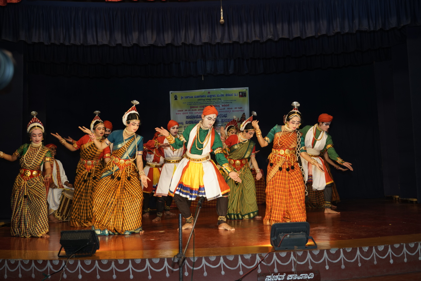 ಹೊನ್ನಾವರ ತಾಲ್ಲೂಕಿನ ಗುಣವಂತೆಯಲ್ಲಿ ಭಾನುವಾರ ನಡೆದ ಯಕ್ಷಗಾನ ಪರಿಚಯಾತ್ಮಕ ಕಾಯರ್ಾಗಾರದ ಸಮಾರೋಪ ಸಮಾರಂಭದಲ್ಲಿ ದೇಶದ ವಿವಿಧೆಡೆಗಳ ವಿದ್ಯಾಥರ್ಿಗಳು ಯಕ್ಷಗಾನ ಪ್ರದಶರ್ಿಸಿದರು.