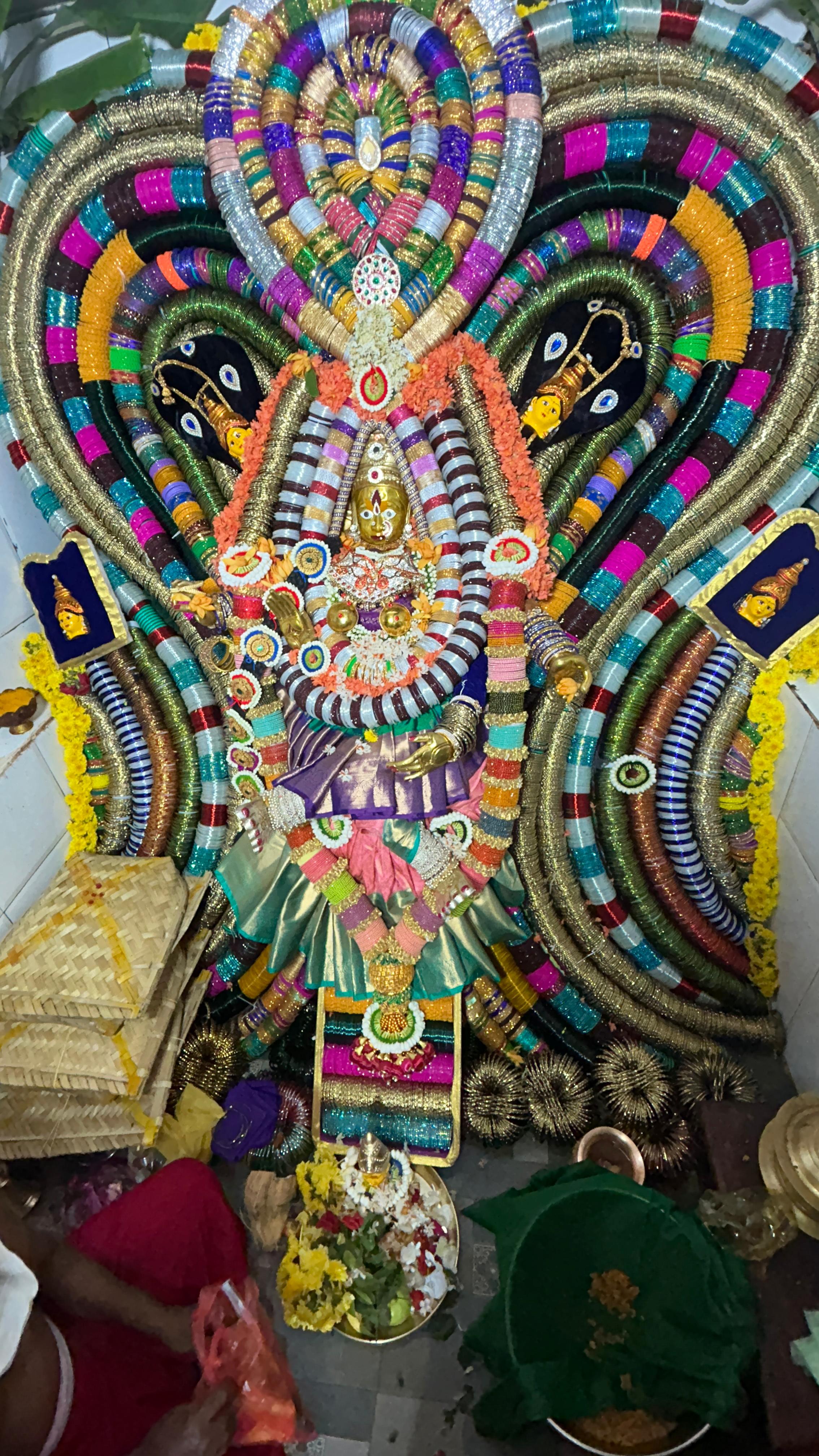 ಬಳೆ ಅಲಂಕಾರದಲ್ಲಿ ಬರಗೇರಮ್ಮ ದೇವಿ