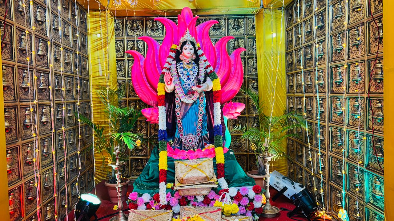 ಚಿತ್ರದುರ್ಗದ ಪಿಎನ್‌ಟಿ ಕ್ವಾಟ್ರಸ್‌ನ ಸಿದ್ಧಿ ವಿನಾಯಕ ದೇವಸ್ಥಾನದ ಆವರಣದಲ್ಲಿ ಪ್ರತಿಷ್ಠಾಪಿಸಿರುವ ಗೌರಿ ದೇವಿ ಮೂರ್ತಿ