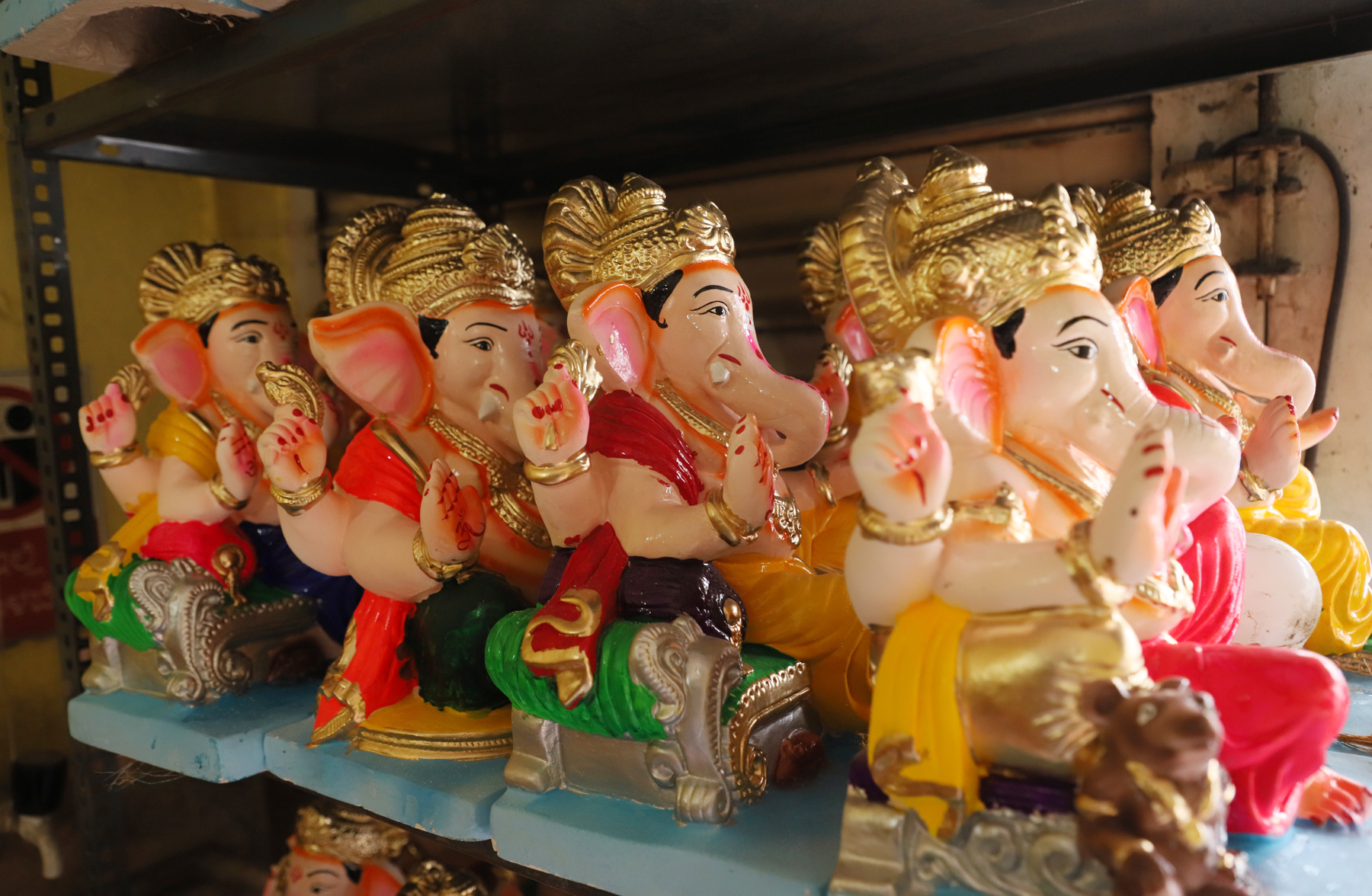 ರಾಯಚೂರಿನ ಚಂದ್ರಮೌಳೇಶ್ವರ ವೃತ್ತ ಸಮೀಪದ ಮಳಿಗೆಯಲ್ಲಿ ಮಾರಾಟಕ್ಕೆ ಇಡಲಾಗಿದ್ದ ಮನೆ ಗಣಪತಿಗಳು
