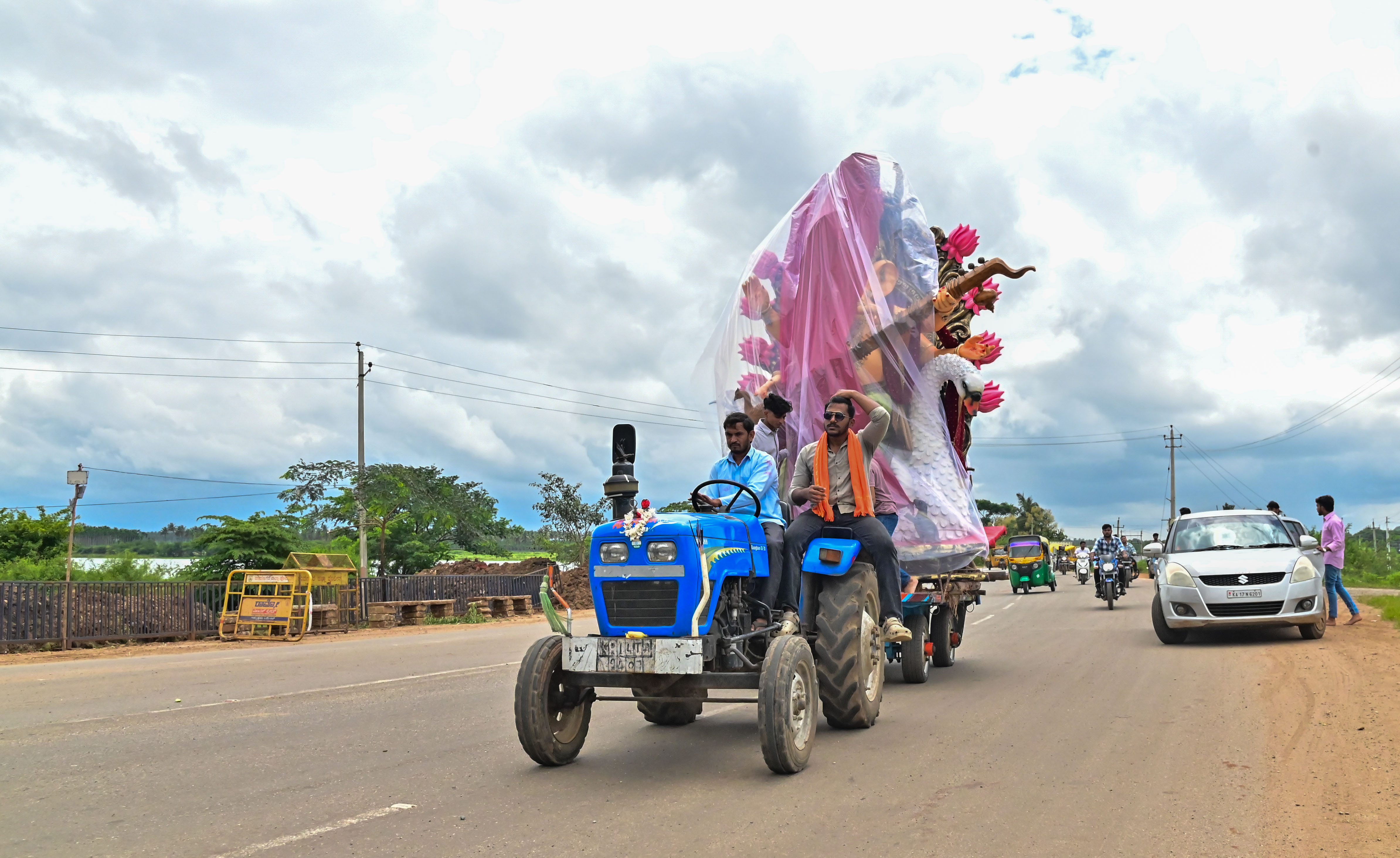 ದಾವಣಗೆರೆಯ ಆಂಜನೇಯ ಬಡಾವಣೆಯಲ್ಲಿ ಪ್ರತಿಷ್ಠಾಪನೆ ಮಾಡಲಿರುವ ಬೃಹತ್‌ ಗಾತ್ರದ ಗಣೇಶ ಮೂರ್ತಿಯನ್ನು ಪಿ.ಬಿ ರಸ್ತೆಯಲ್ಲಿ ಟ್ರ್ಯಾಕ್ಟರ್‌ನಲ್ಲಿ ತಂದ ದೃಶ್ಯ 