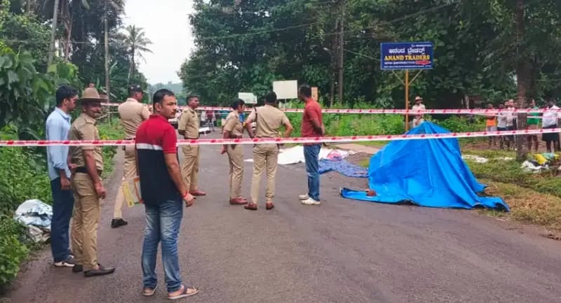 ಕೊಲೆ ನಡೆದ ಸ್ಥಳದಲ್ಲಿ ಪೊಲೀಸರು ಪರಿಶೀಲನೆ ನಡೆಸಿದರು